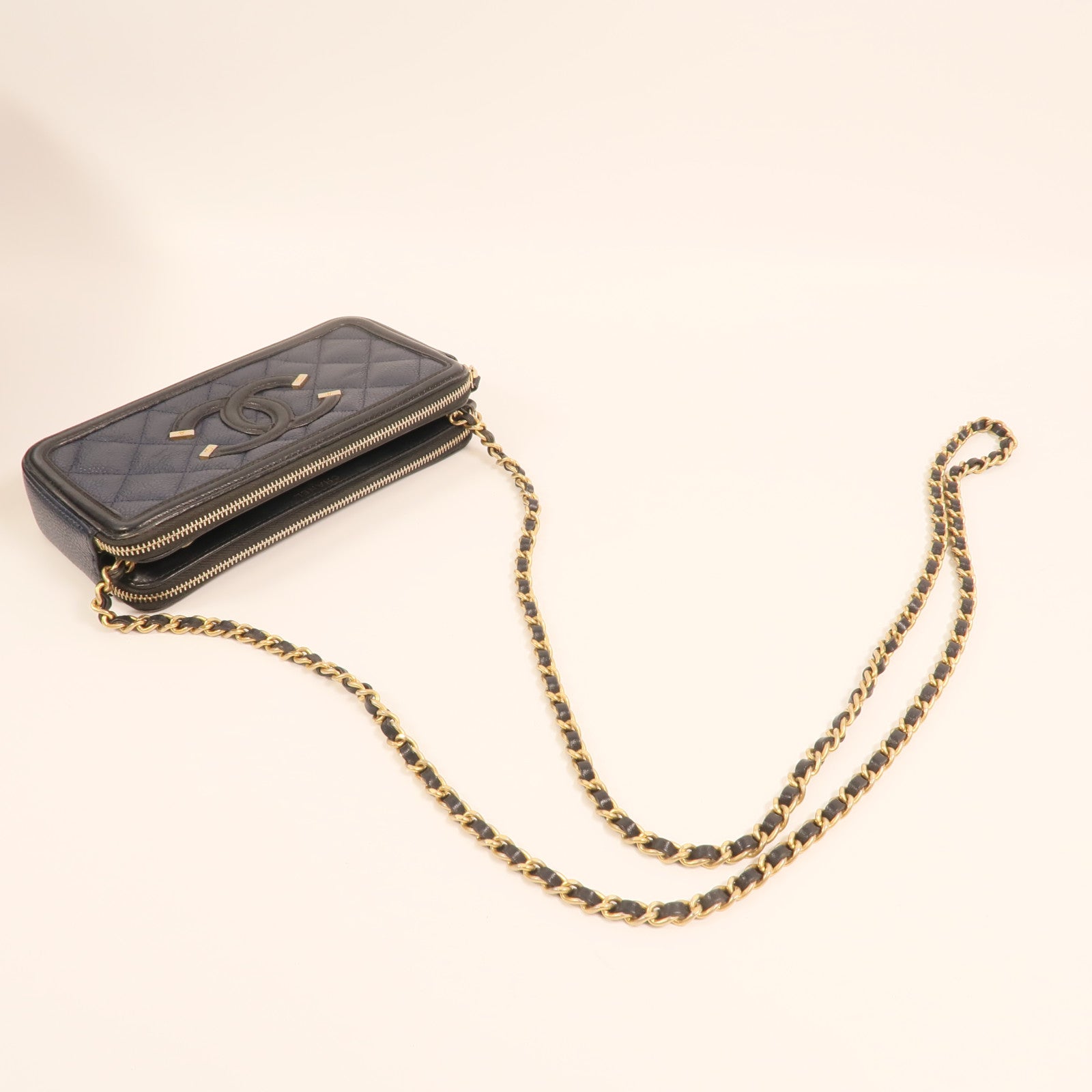 CHANEL 牛皮皮革Filigree Zipper Chain Bag金扣鏈帶肩背袋