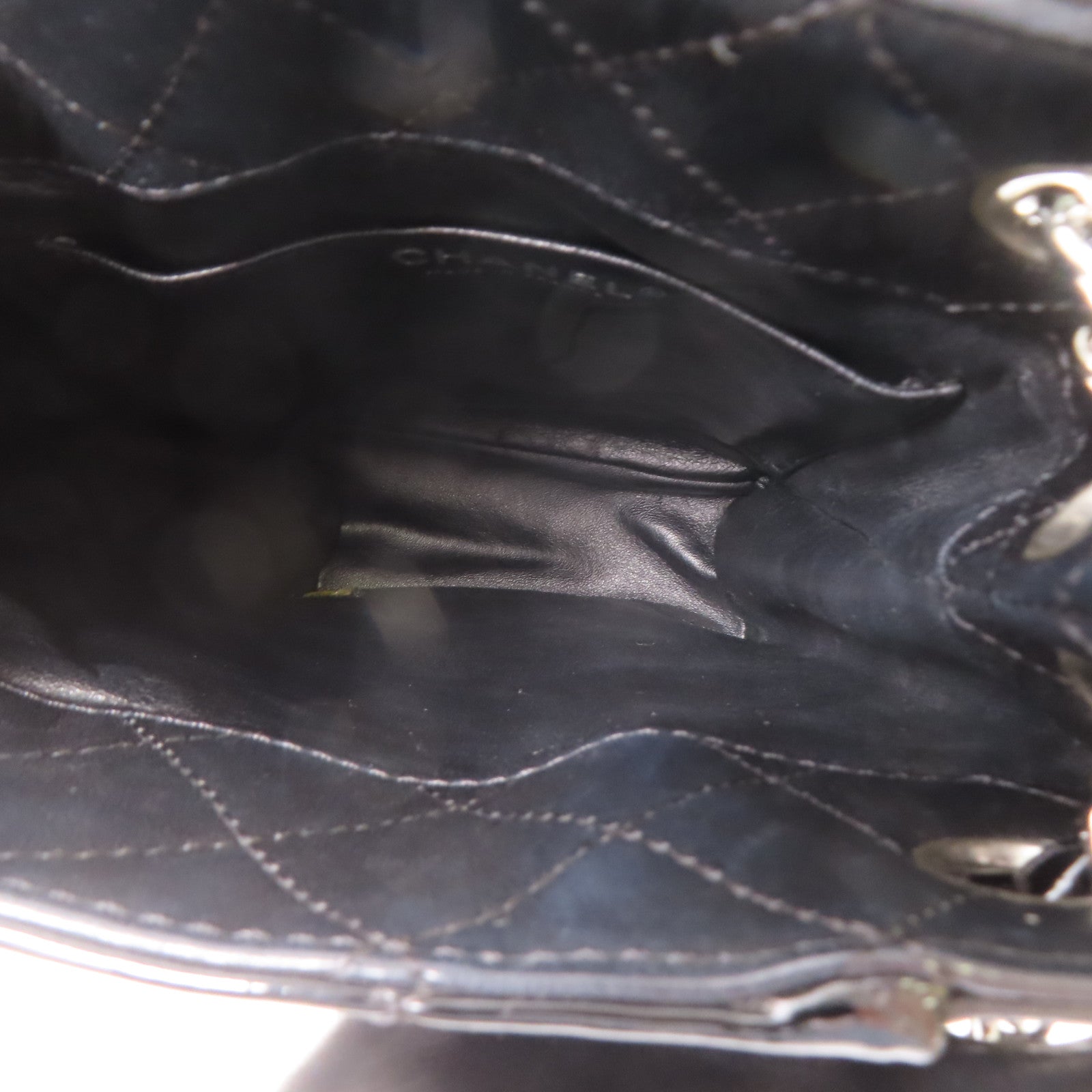CHANEL 漆皮皮革Upside Down銀扣鏈帶肩背袋黑色