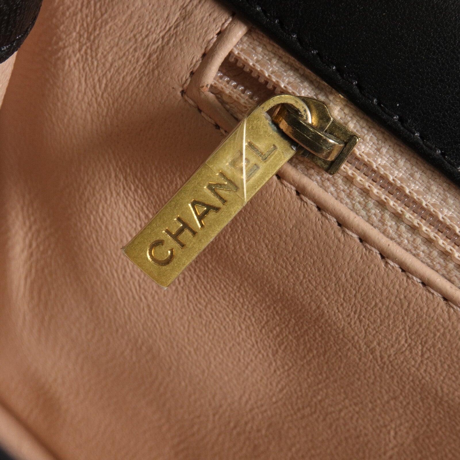 CHANEL 牛皮皮革CC Filigree鏈帶肩背袋