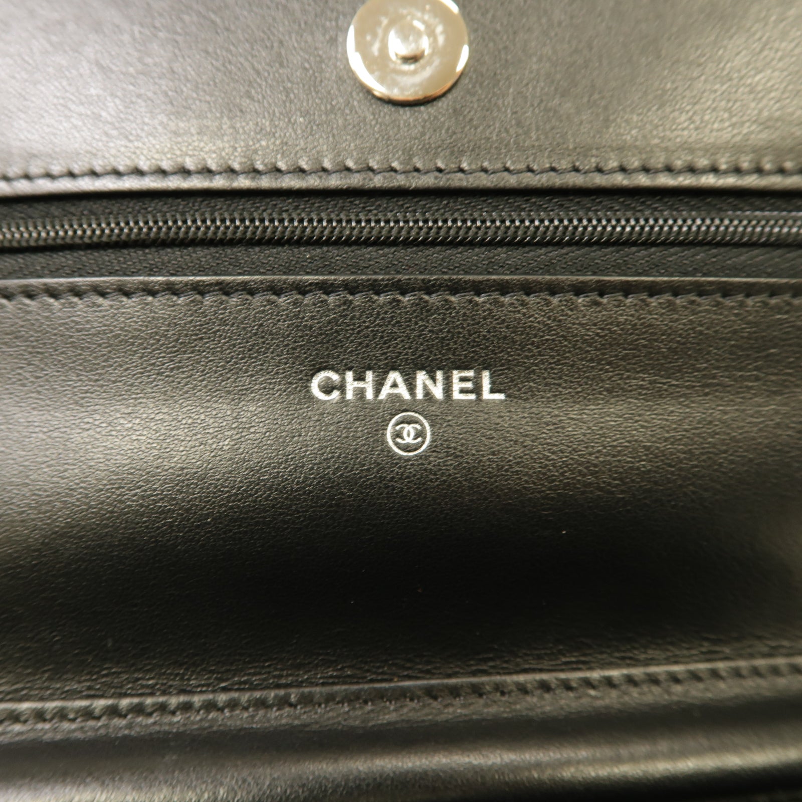 CHANEL 菱格漆皮皮革WOC銀扣肩背袋粉紅色/黑色