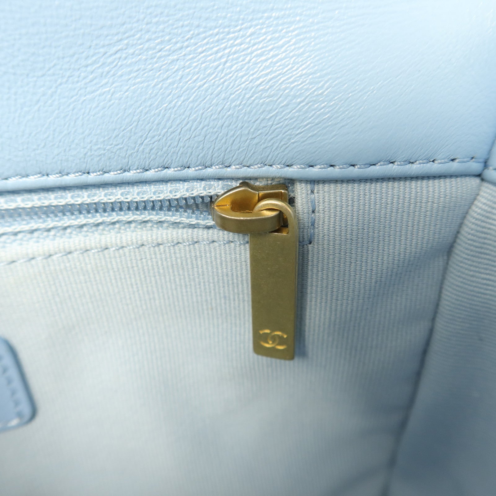 CHANEL 羊皮皮革Lacquered Chain Flap Bag鏈帶肩背袋