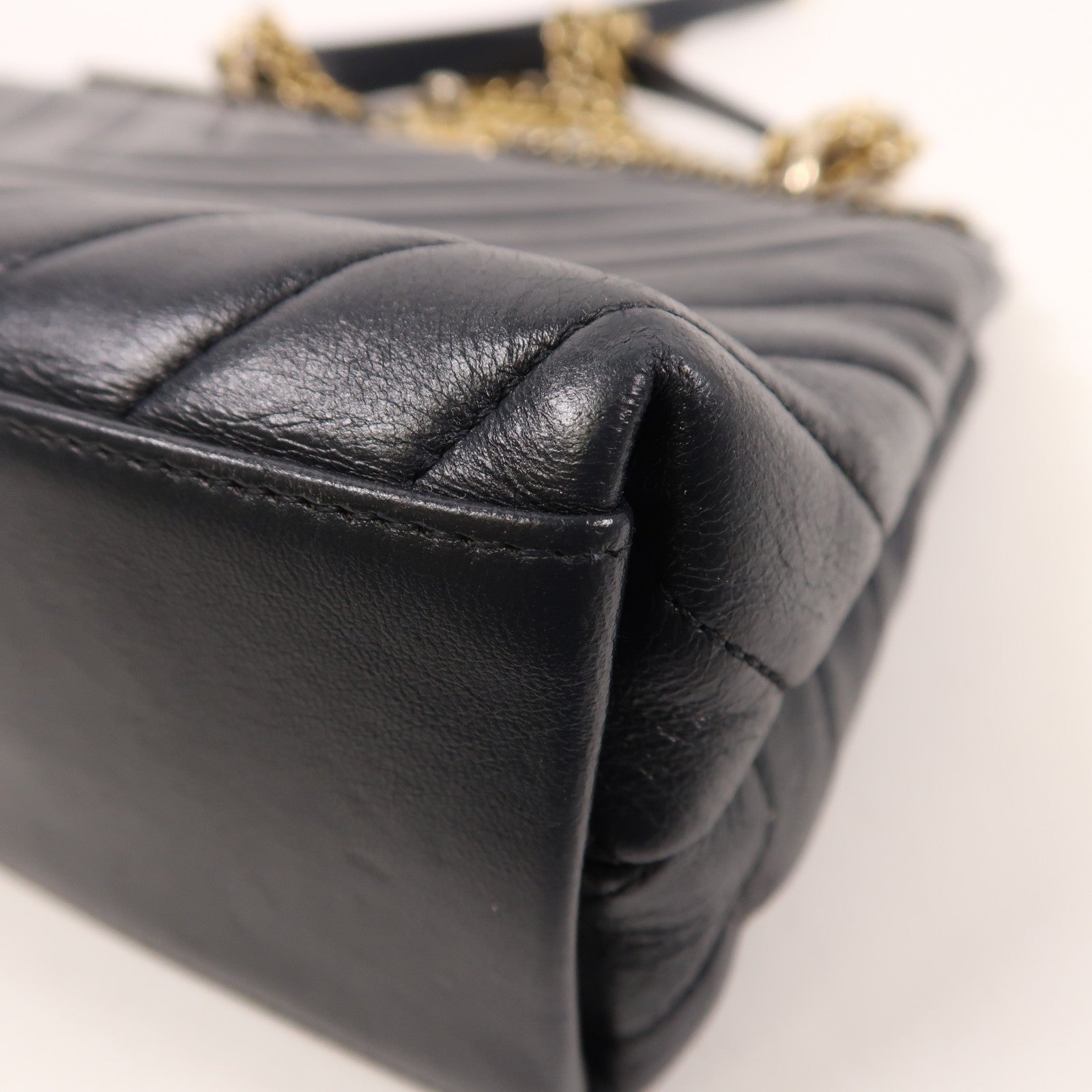 CHANEL 牛皮皮革Chevron V Stitch金扣鏈帶手挽肩背兩用袋