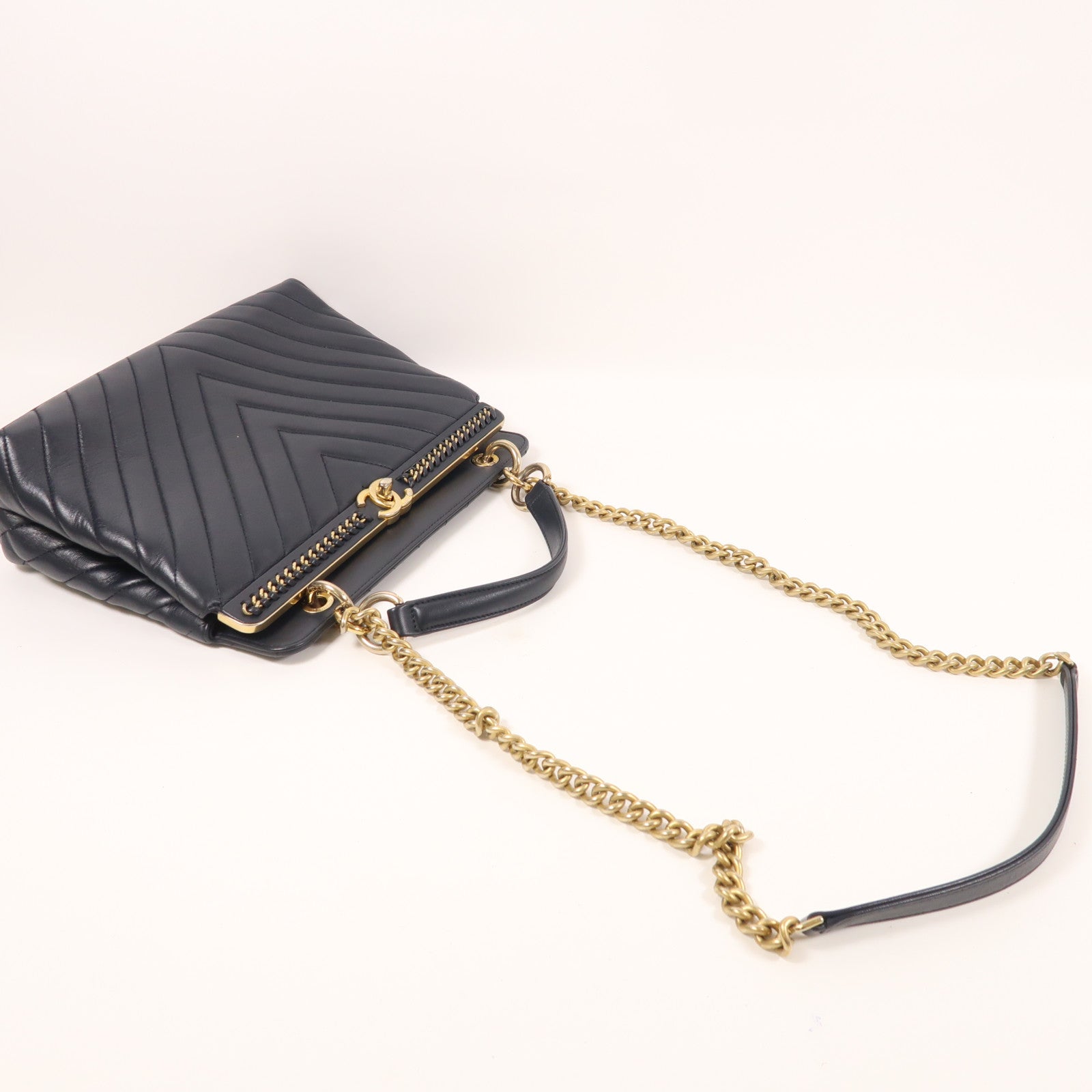 CHANEL 牛皮皮革Chevron V Stitch金扣鏈帶手挽肩背兩用袋