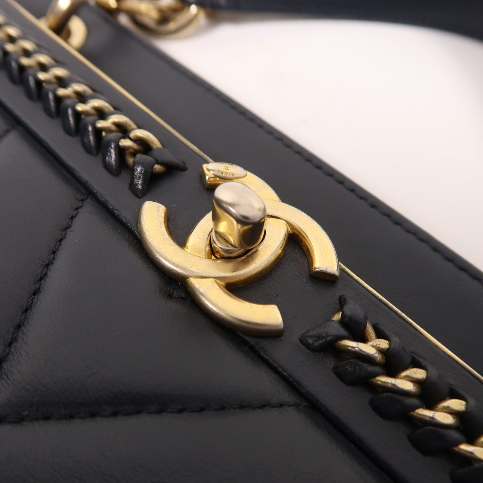 CHANEL 牛皮皮革Chevron V Stitch金扣鏈帶手挽肩背兩用袋