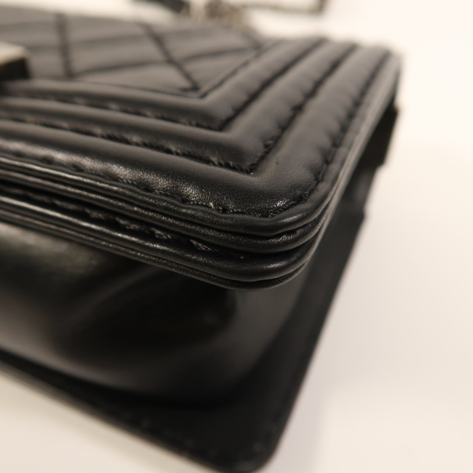 CHANEL 牛皮皮革Boy 20銀扣鏈帶肩背袋