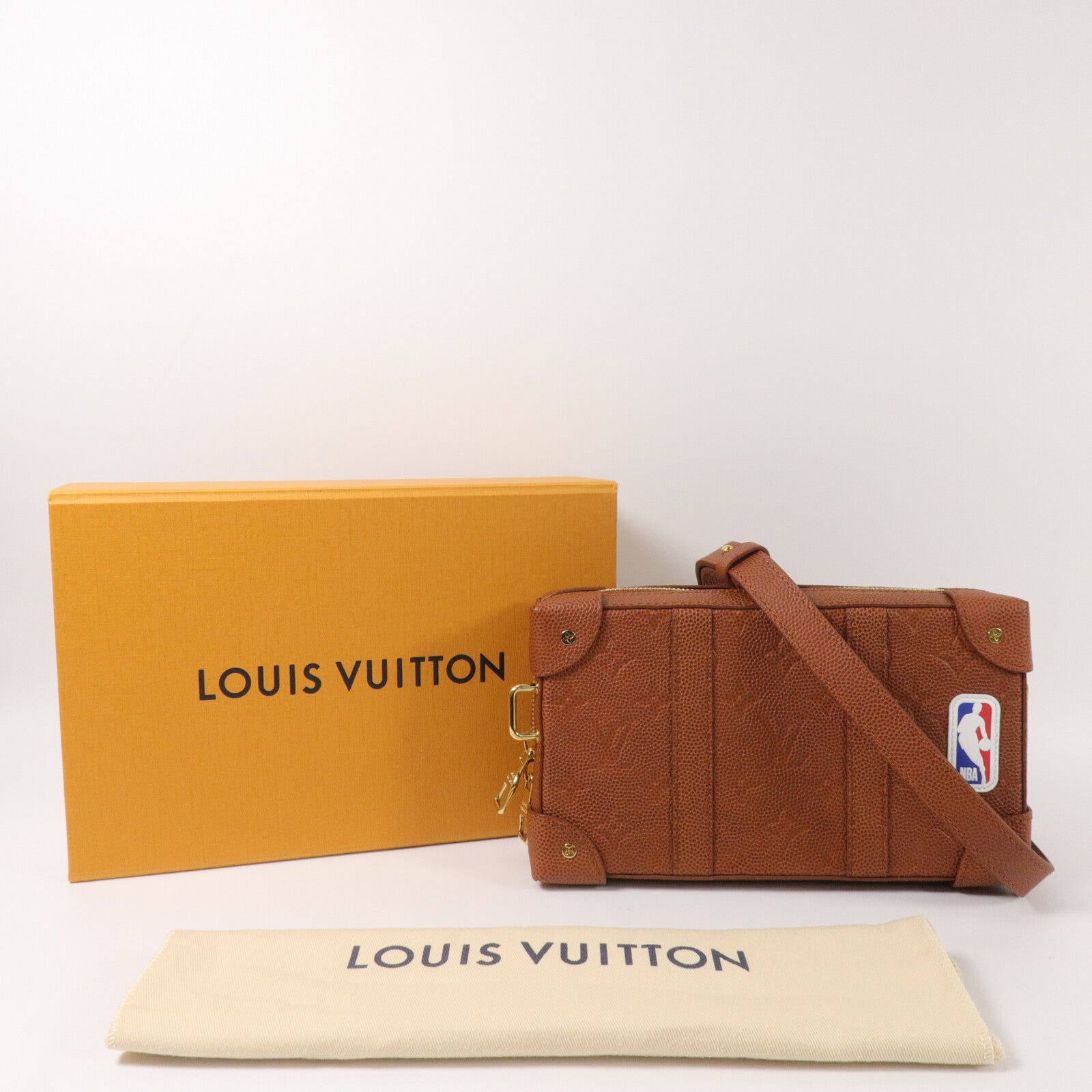 LOUIS VUITTON Monogram Taurillon LVxNBA Soft Trunk Wearable肩背袋