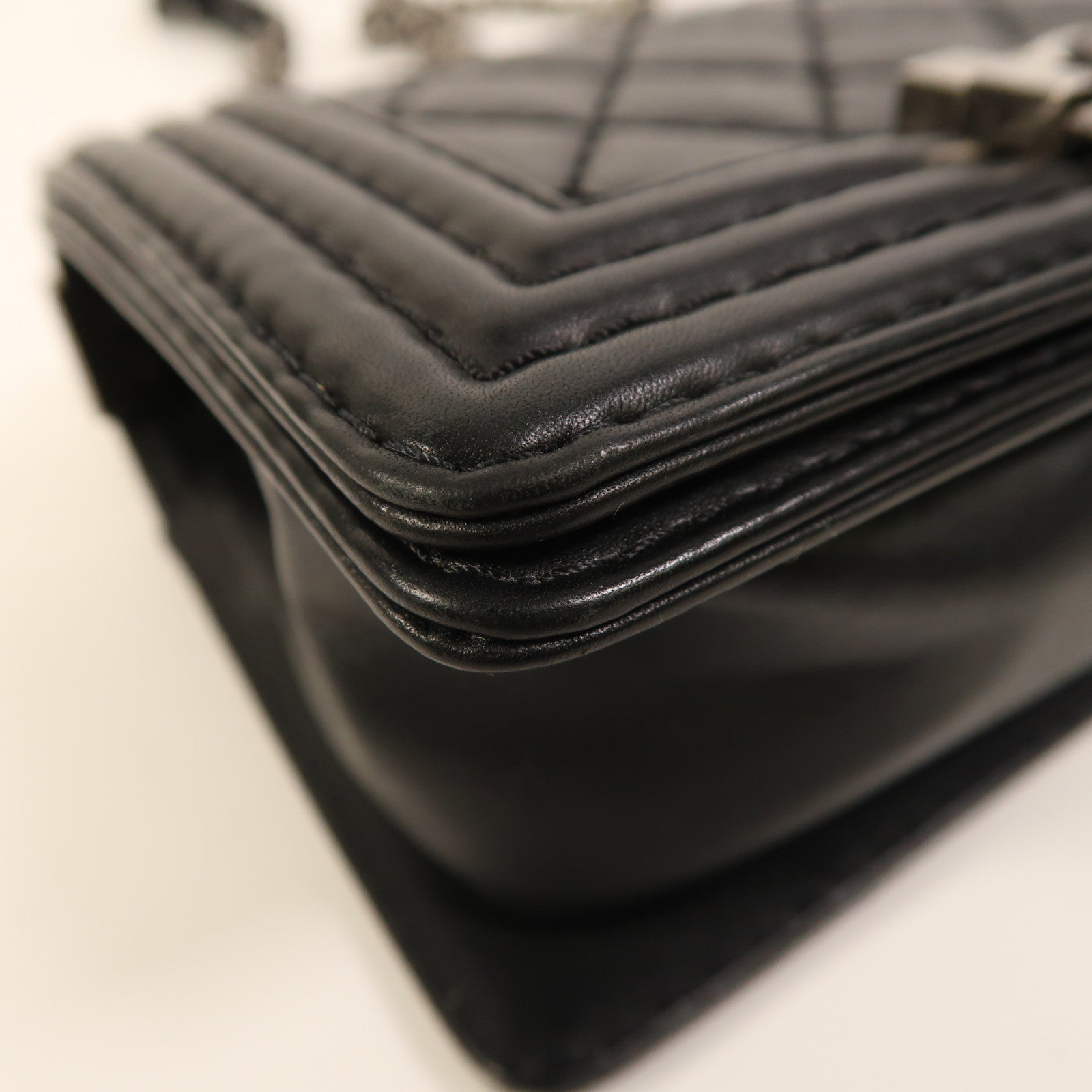 CHANEL 牛皮皮革Boy 20銀扣鏈帶肩背袋