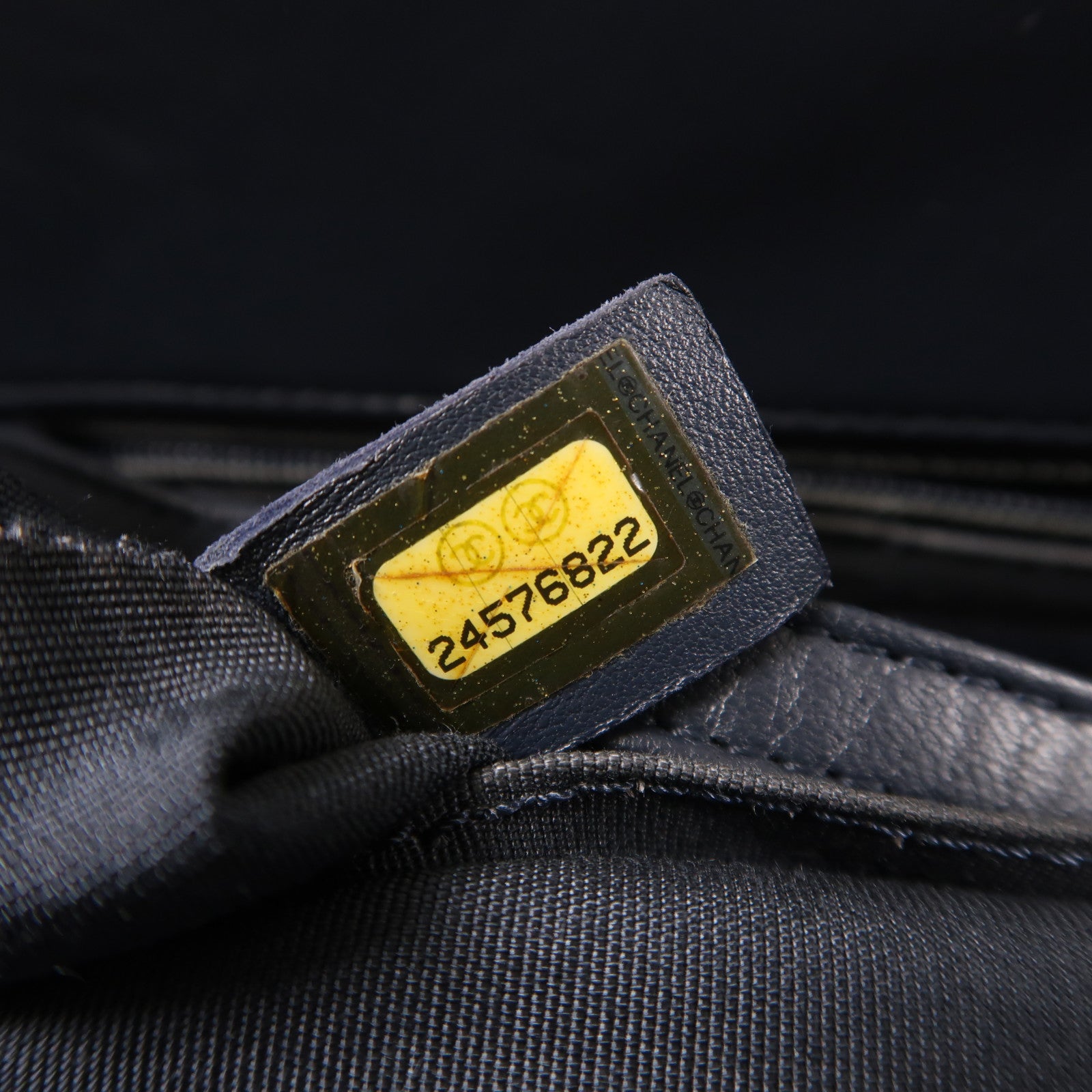 CHANEL 牛皮皮革Chevron V Stitch金扣鏈帶手挽肩背兩用袋