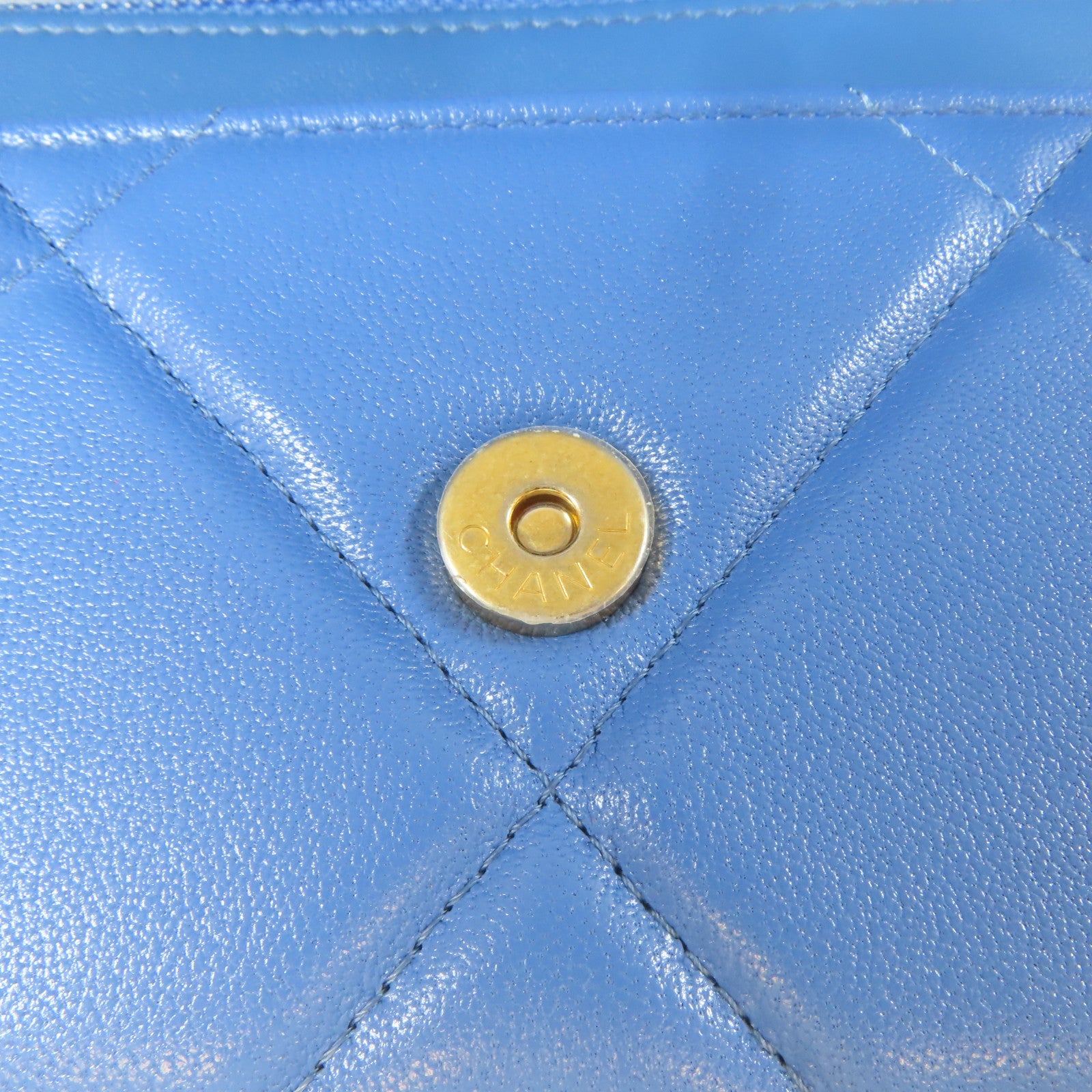 CHANEL 【激減優惠】菱格羊皮皮革19 WOC Wallet On Chain金扣手挽肩背兩用袋藍色