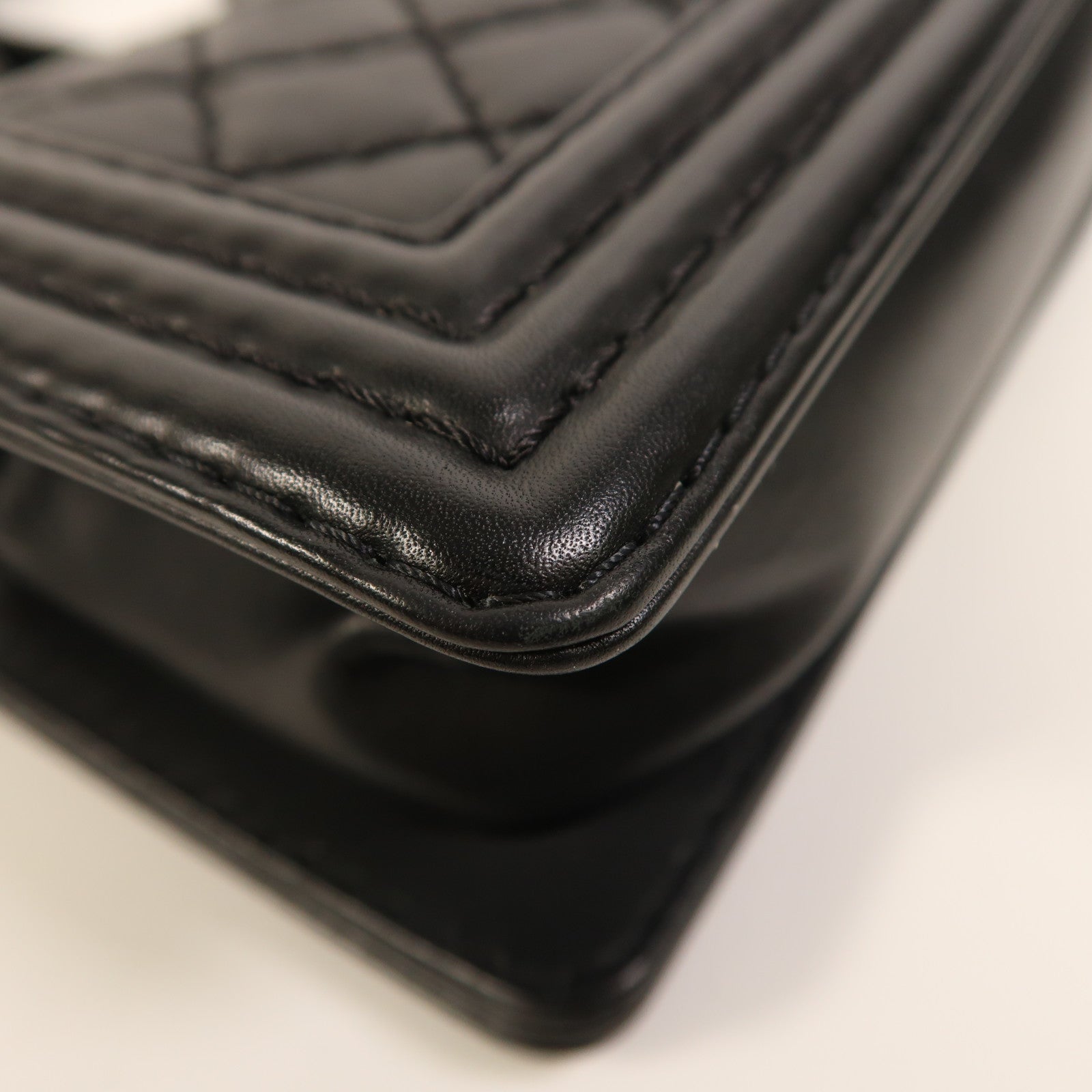 CHANEL 牛皮皮革Boy 20銀扣鏈帶肩背袋