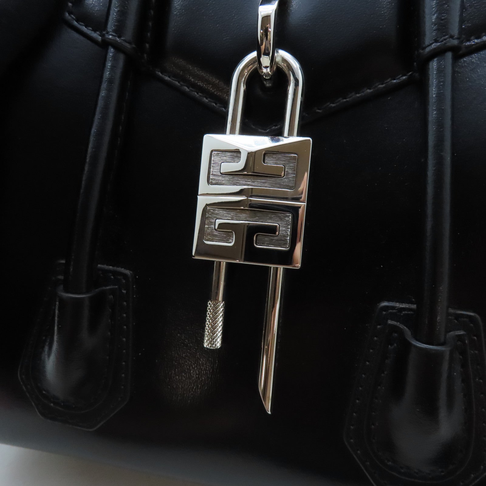 GIVENCHY 【激減優惠】牛皮皮革Antigona Lock銀扣手挽肩背兩用袋黑色