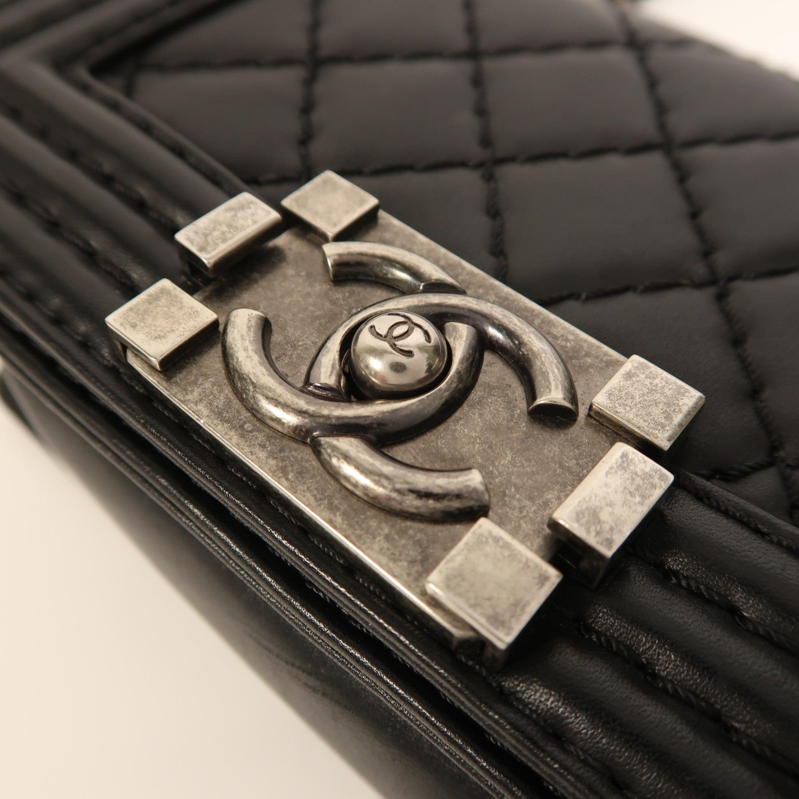 CHANEL 牛皮皮革Boy 20銀扣鏈帶肩背袋