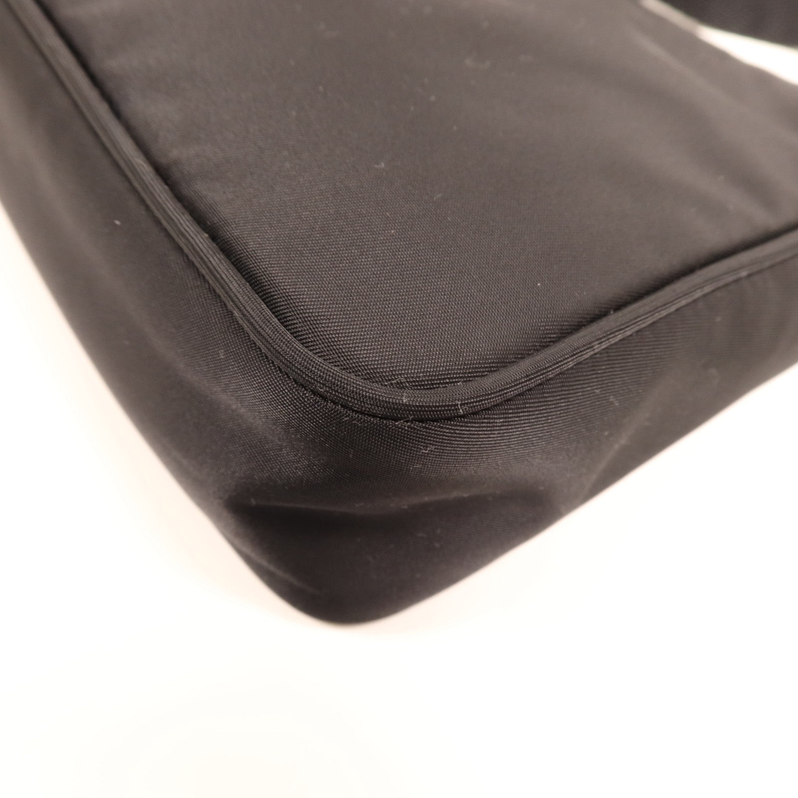 PRADA 尼龍Hobo銀扣手挽袋