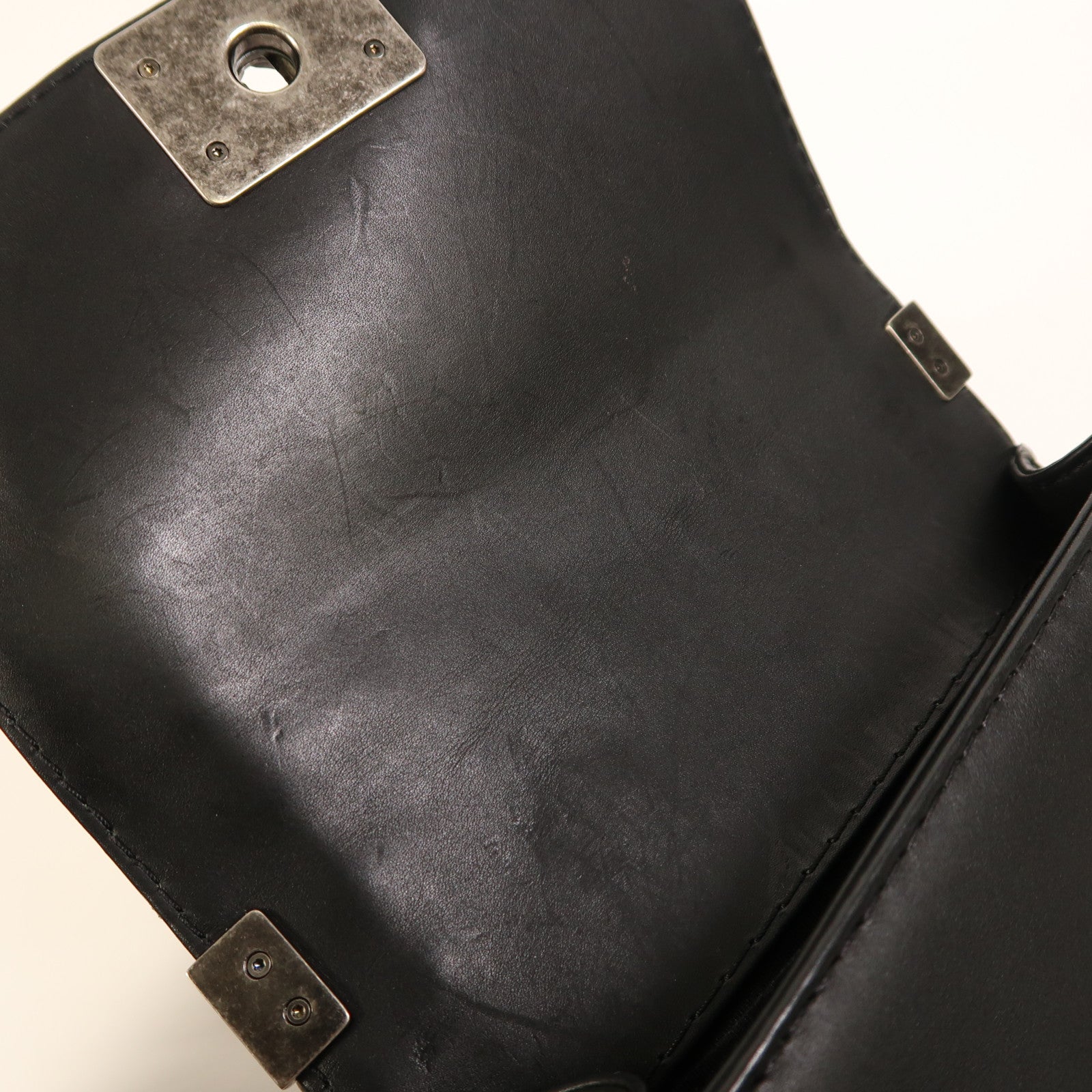 CHANEL 牛皮皮革Boy 20銀扣鏈帶肩背袋