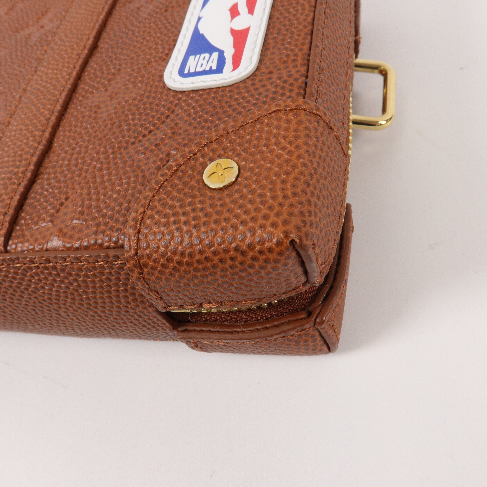 LOUIS VUITTON Monogram Taurillon LVxNBA Soft Trunk Wearable肩背袋