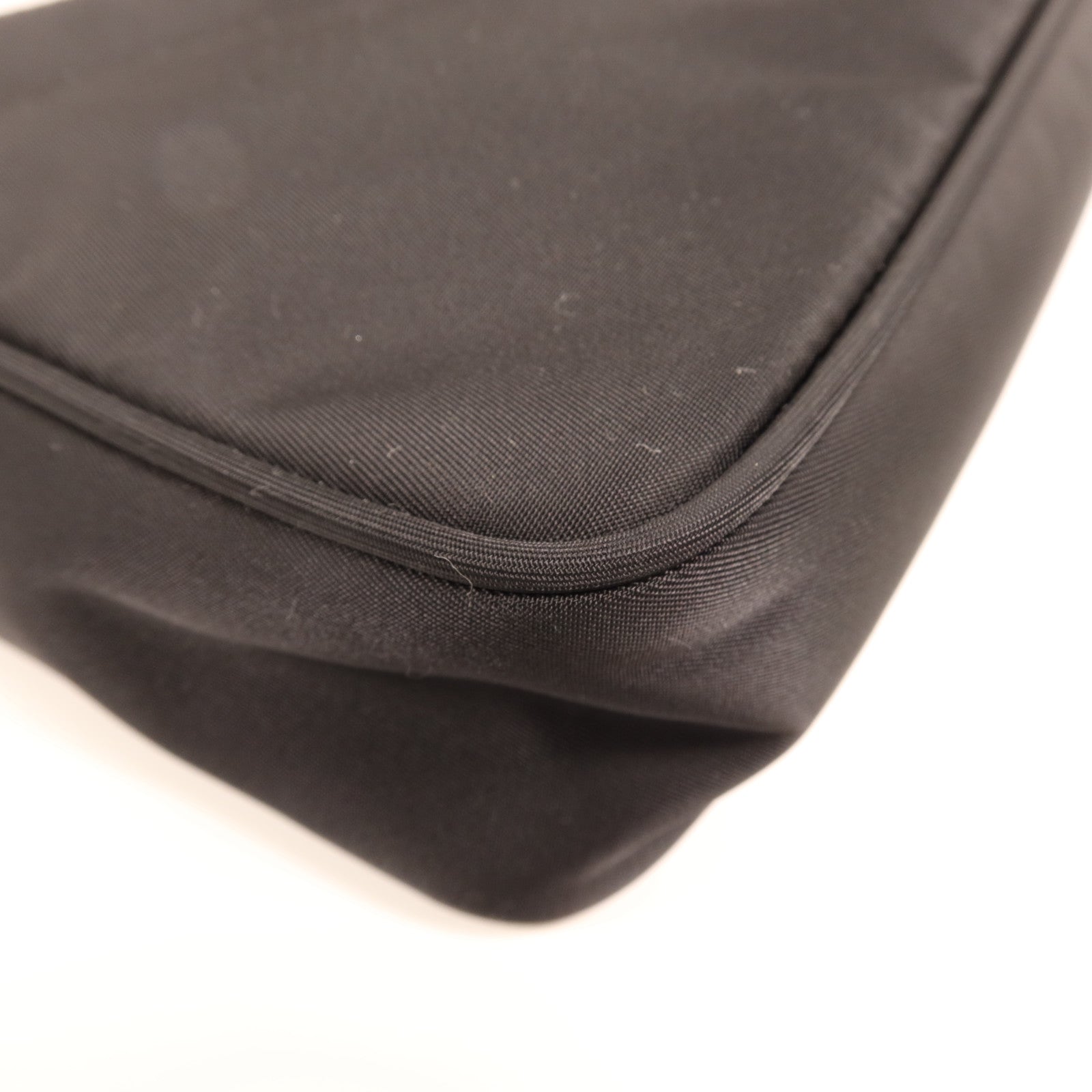 PRADA 尼龍Hobo銀扣手挽袋