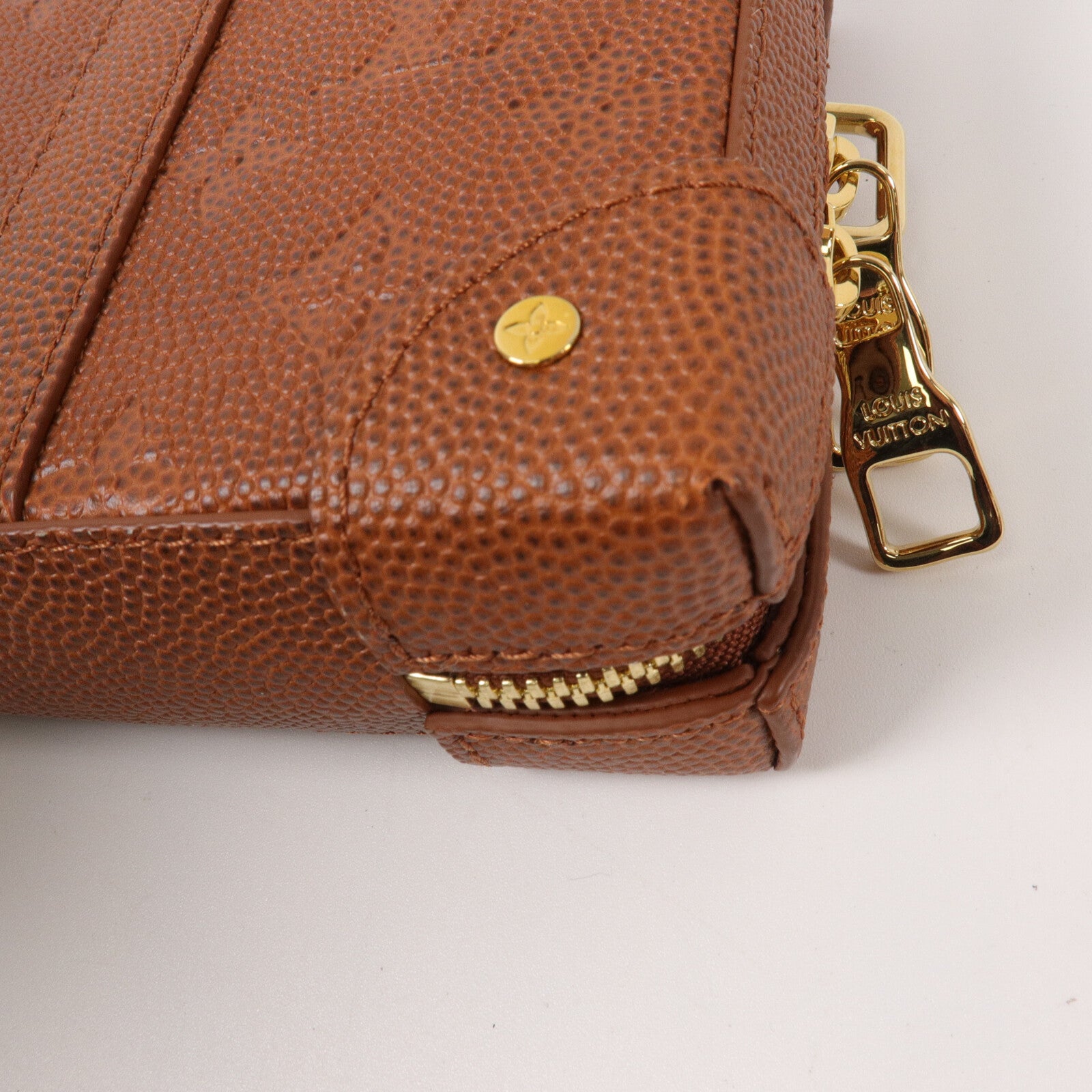 LOUIS VUITTON Monogram Taurillon LVxNBA Soft Trunk Wearable肩背袋