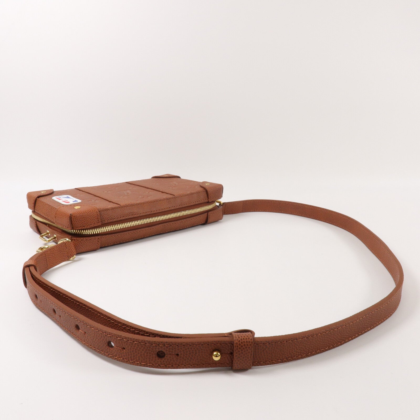 LOUIS VUITTON Monogram Taurillon LVxNBA Soft Trunk Wearable肩背袋