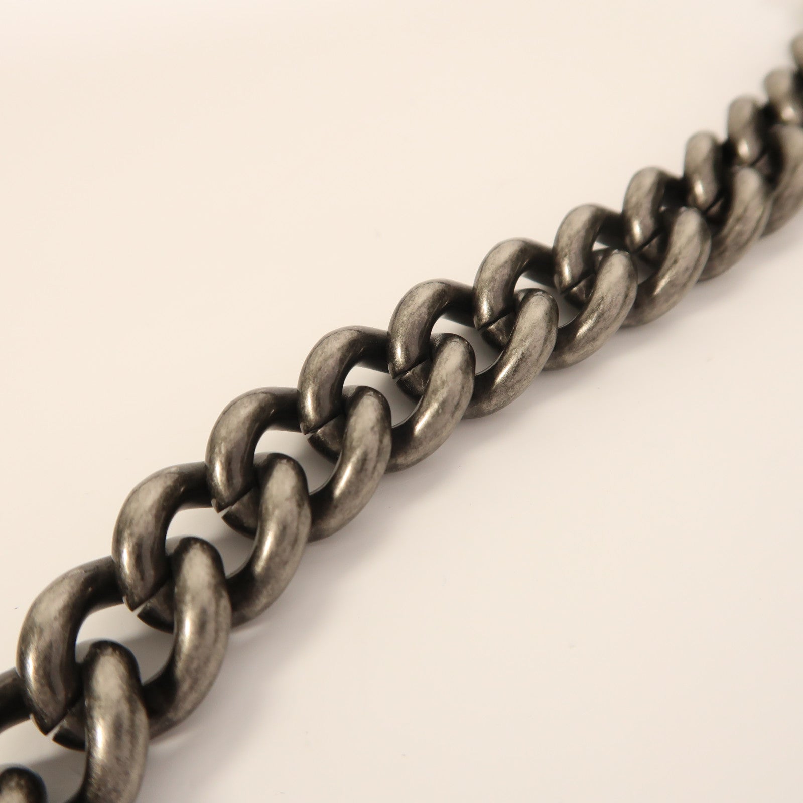 CHANEL 牛皮皮革Boy 20銀扣鏈帶肩背袋