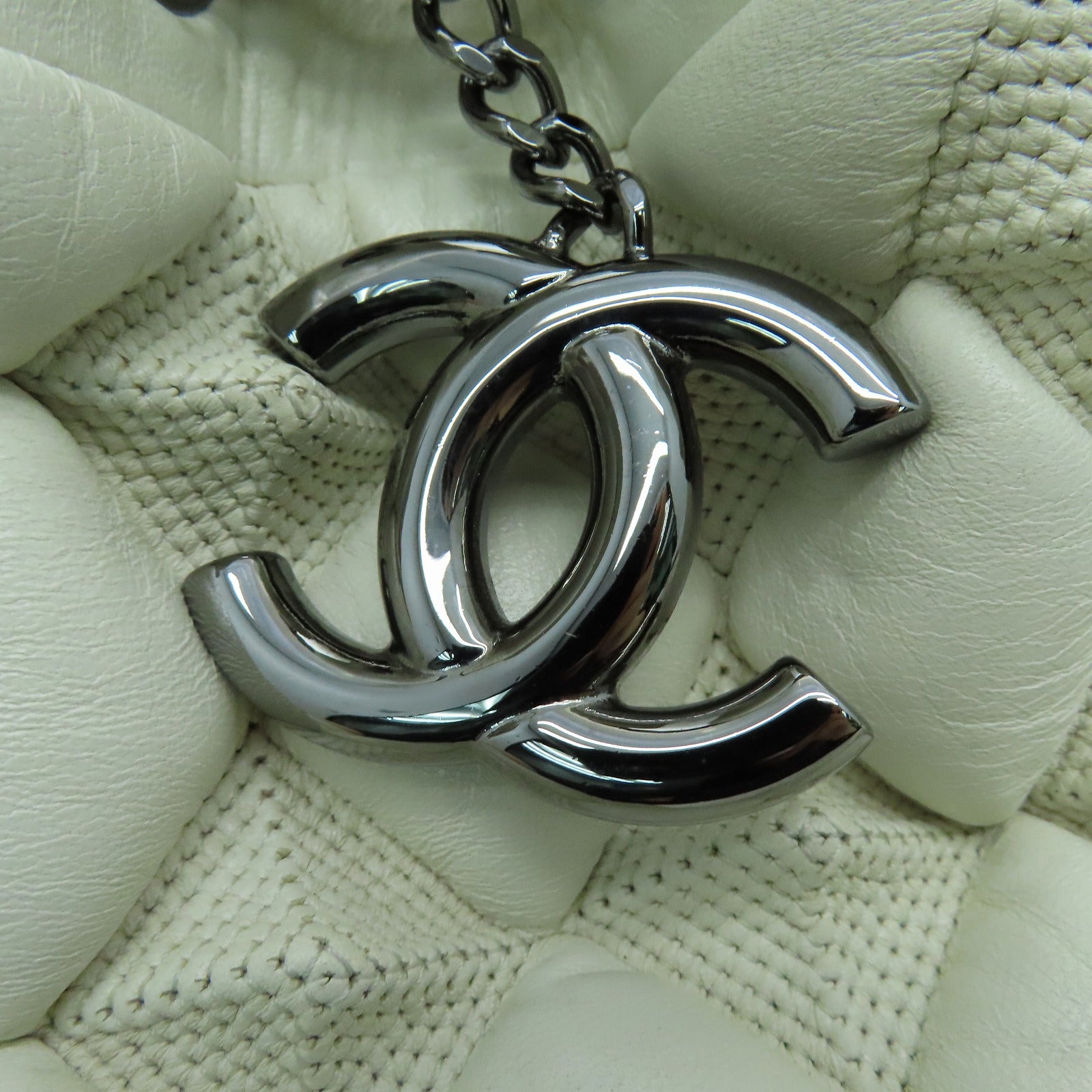 CHANEL 【激減優惠】菱格牛皮皮革Shoulder Bag銀扣肩背袋白色