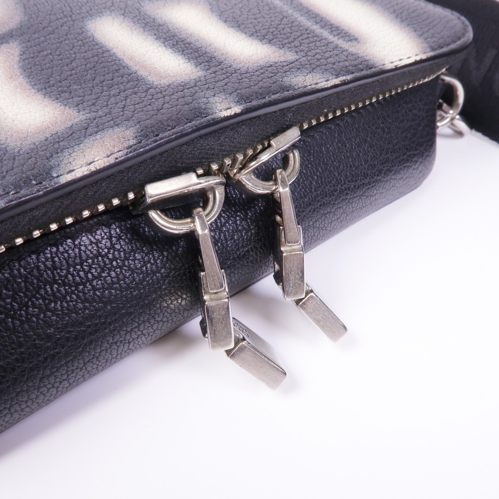 GIVENCHY 牛皮皮革Shoulder Bag銀扣肩背袋