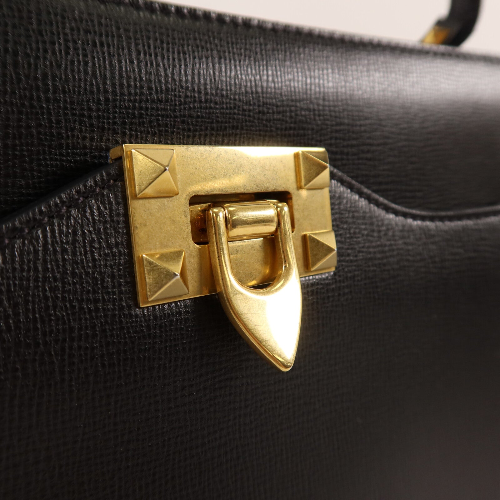 Valentino 牛皮皮革Alcove Rockstud Top Handle Medium手挽肩背兩用袋