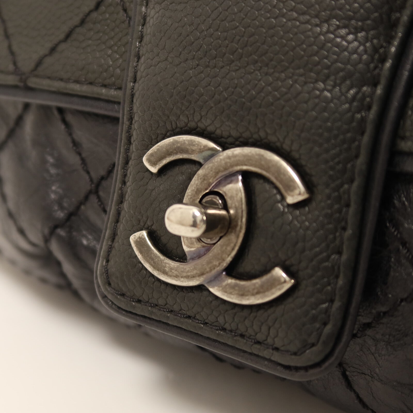 CHANEL 牛皮皮革Bubble Graphic Messenger Bag鏈帶肩背袋