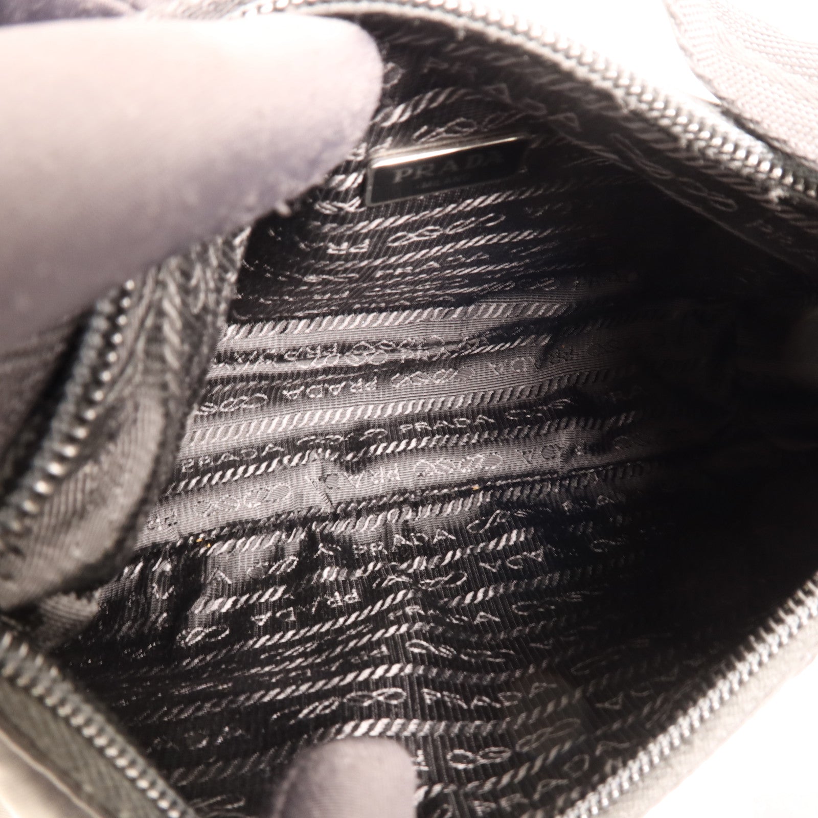 PRADA 尼龍Hobo銀扣手挽袋