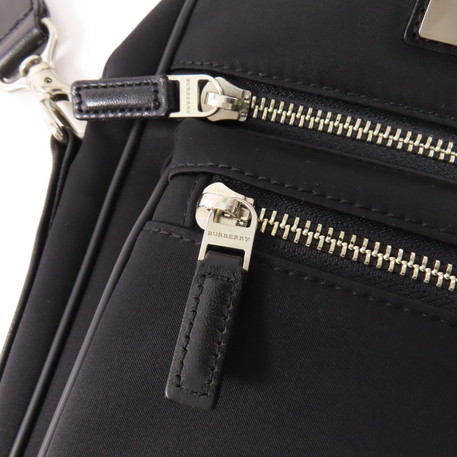 BURBERRY 尼龍Shoulder Bag銀扣肩背袋