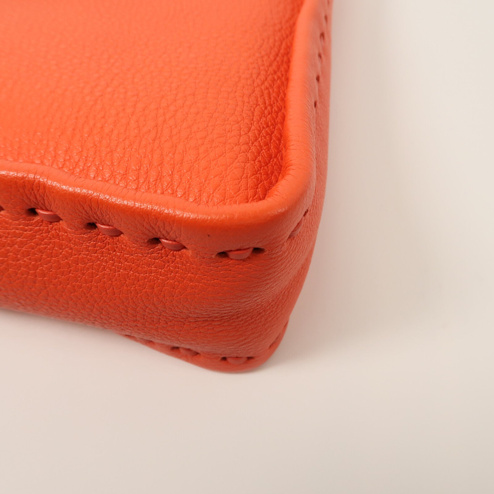 FENDI 牛皮皮革Mini Fendessence Bag手挽袋