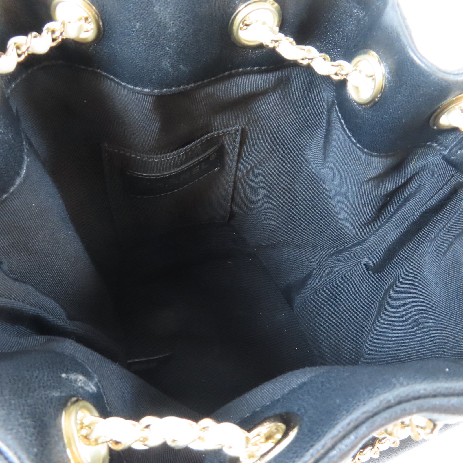 CHANEL 牛皮皮革Chain Bucket Bag金扣鏈帶肩背袋黑色/白色