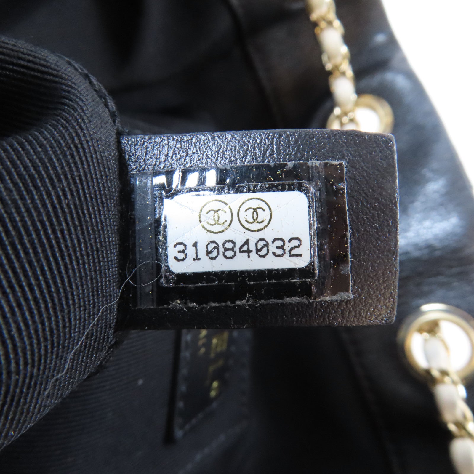 CHANEL 牛皮皮革Chain Bucket Bag金扣鏈帶肩背袋黑色/白色