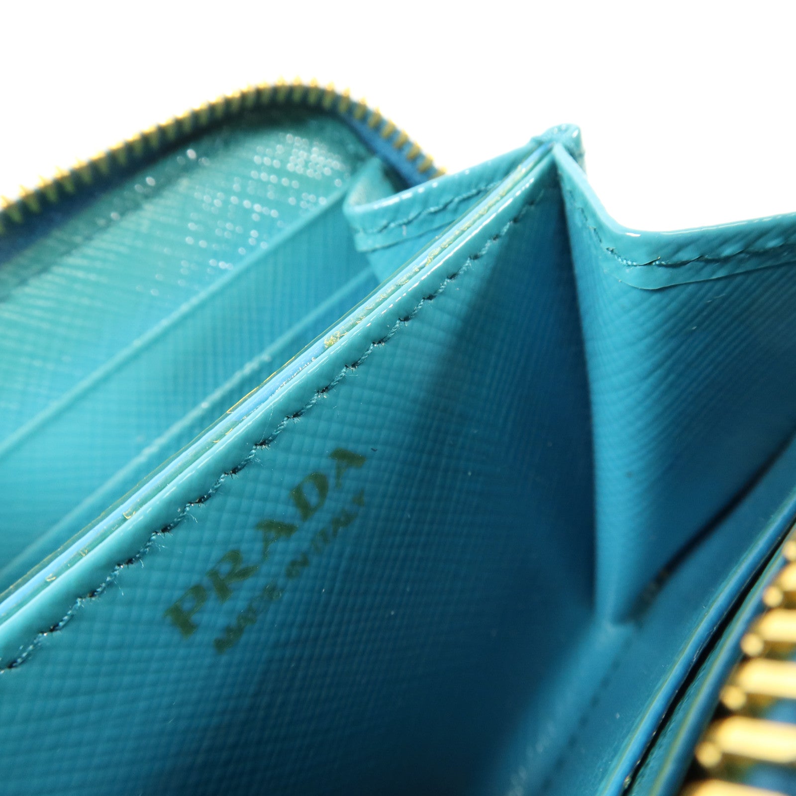 PRADA Saffiano皮革Card Case金扣卡片套