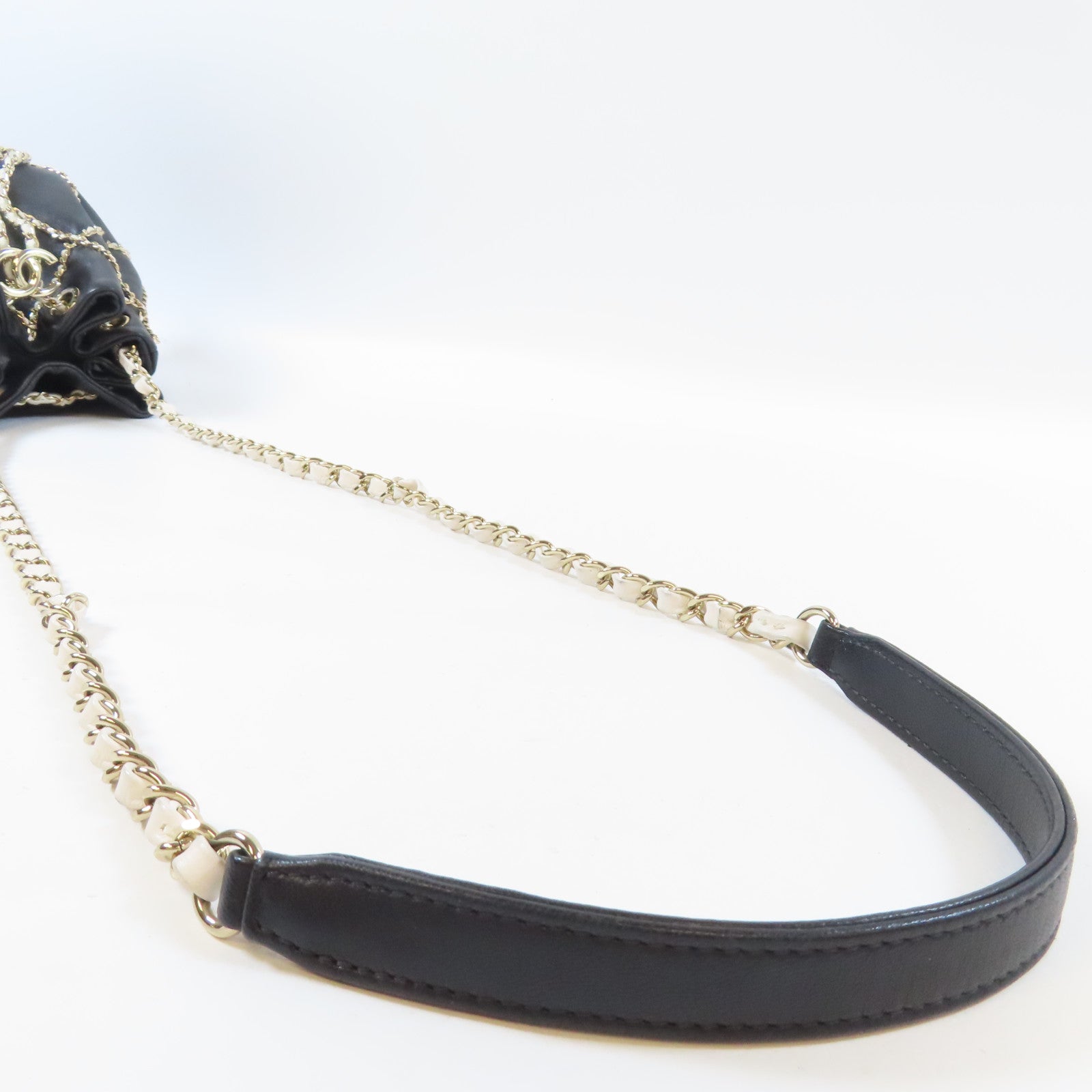 CHANEL 牛皮皮革Chain Bucket Bag金扣鏈帶肩背袋黑色/白色