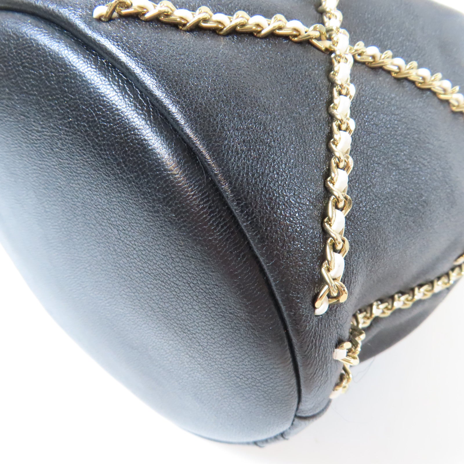 CHANEL 牛皮皮革Chain Bucket Bag金扣鏈帶肩背袋黑色/白色