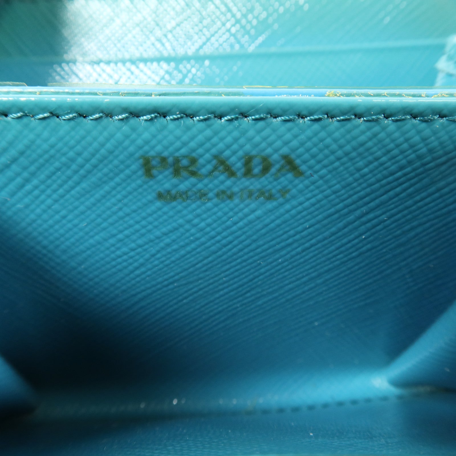 PRADA Saffiano皮革Card Case金扣卡片套