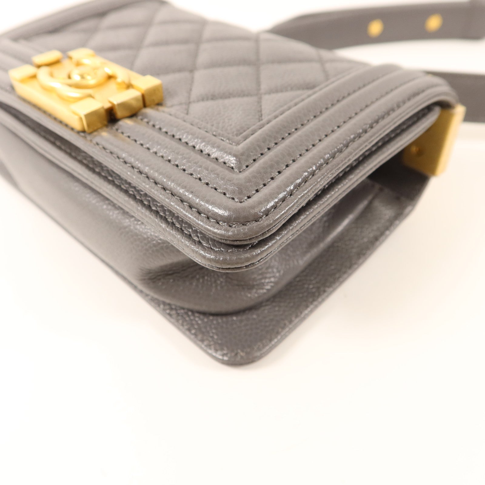 CHANEL 牛皮皮革Mini Boy金扣鏈帶肩背袋