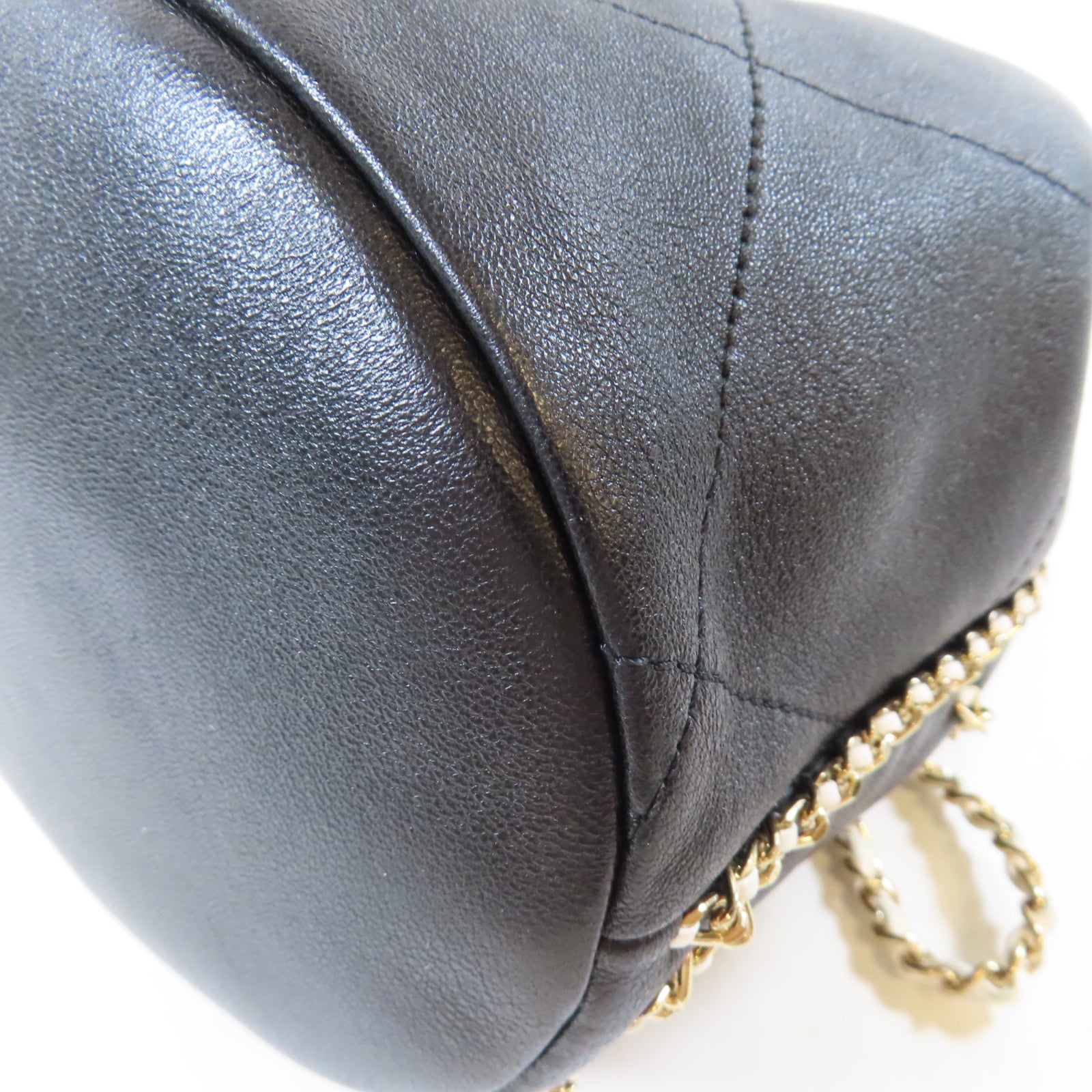 CHANEL 牛皮皮革Chain Bucket Bag金扣鏈帶肩背袋黑色/白色