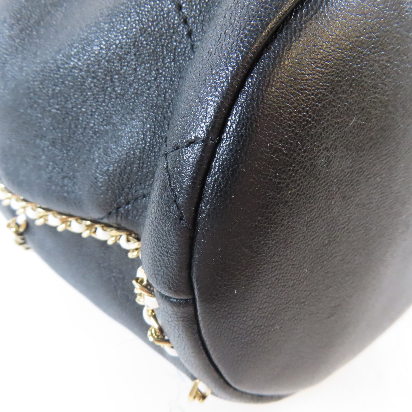 CHANEL 牛皮皮革Chain Bucket Bag金扣鏈帶肩背袋黑色/白色