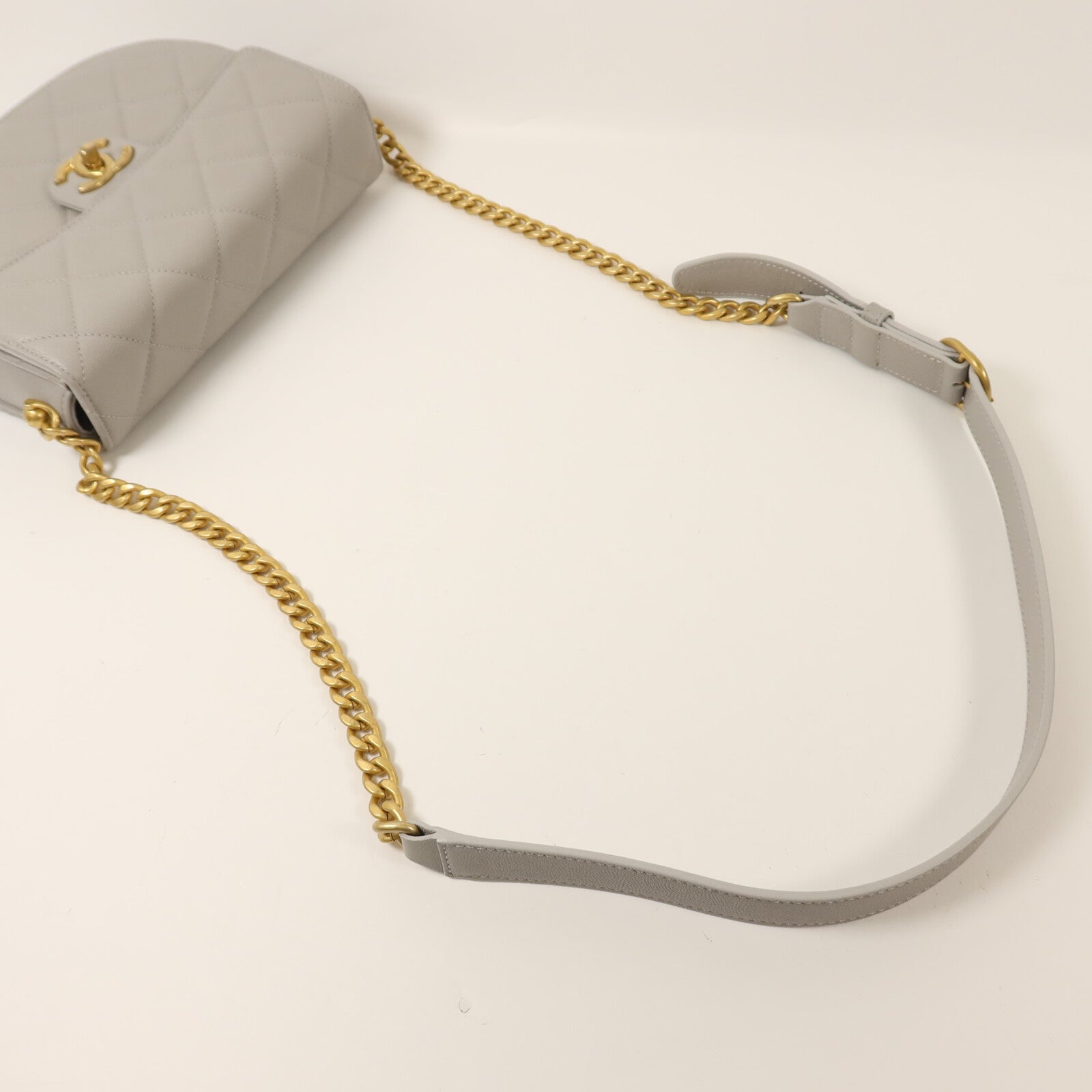 CHANEL 牛皮皮革Round Messenger Bag 21S金扣鏈帶肩背袋