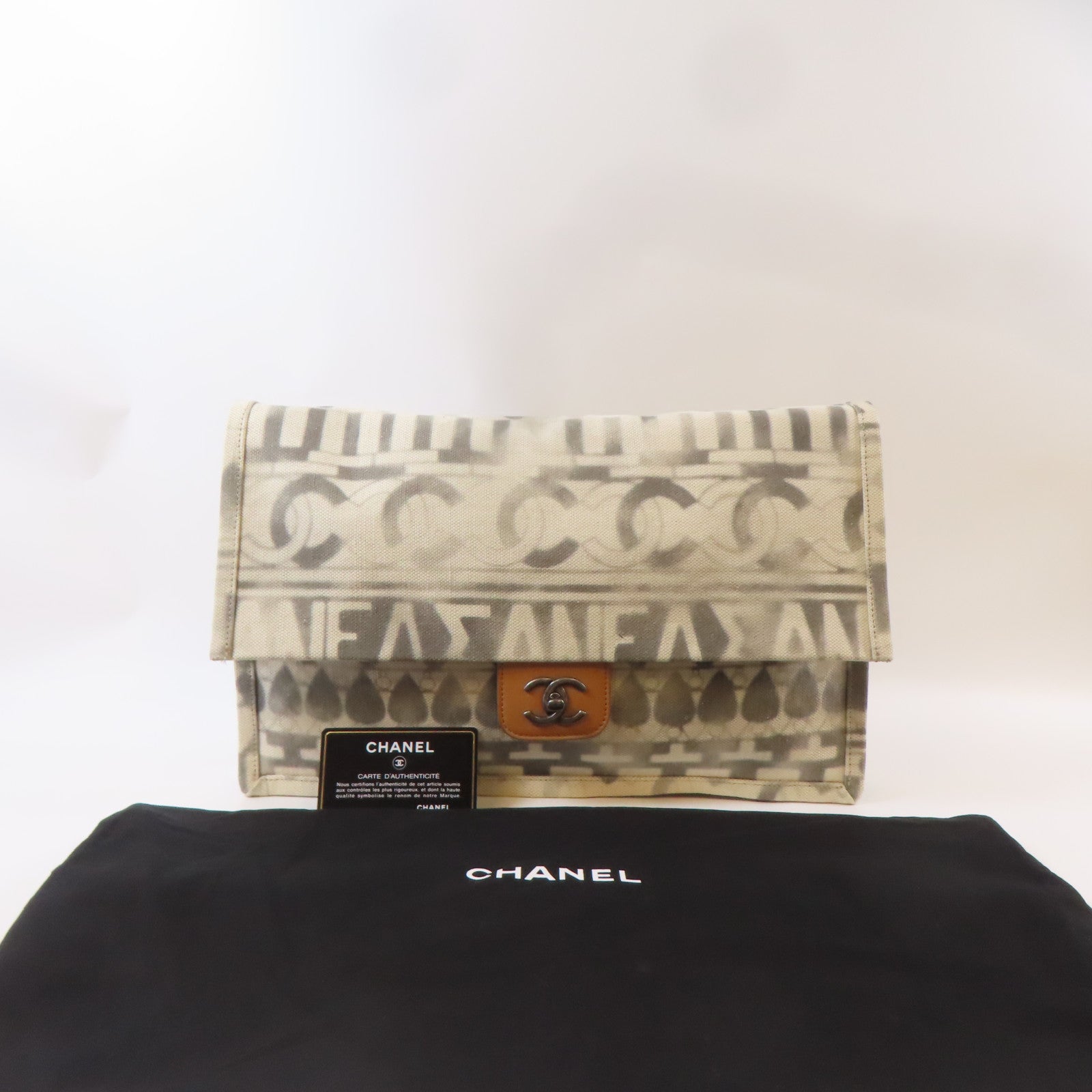CHANEL 【激減優惠】帆布Clutch銀扣手拿包白色/灰色