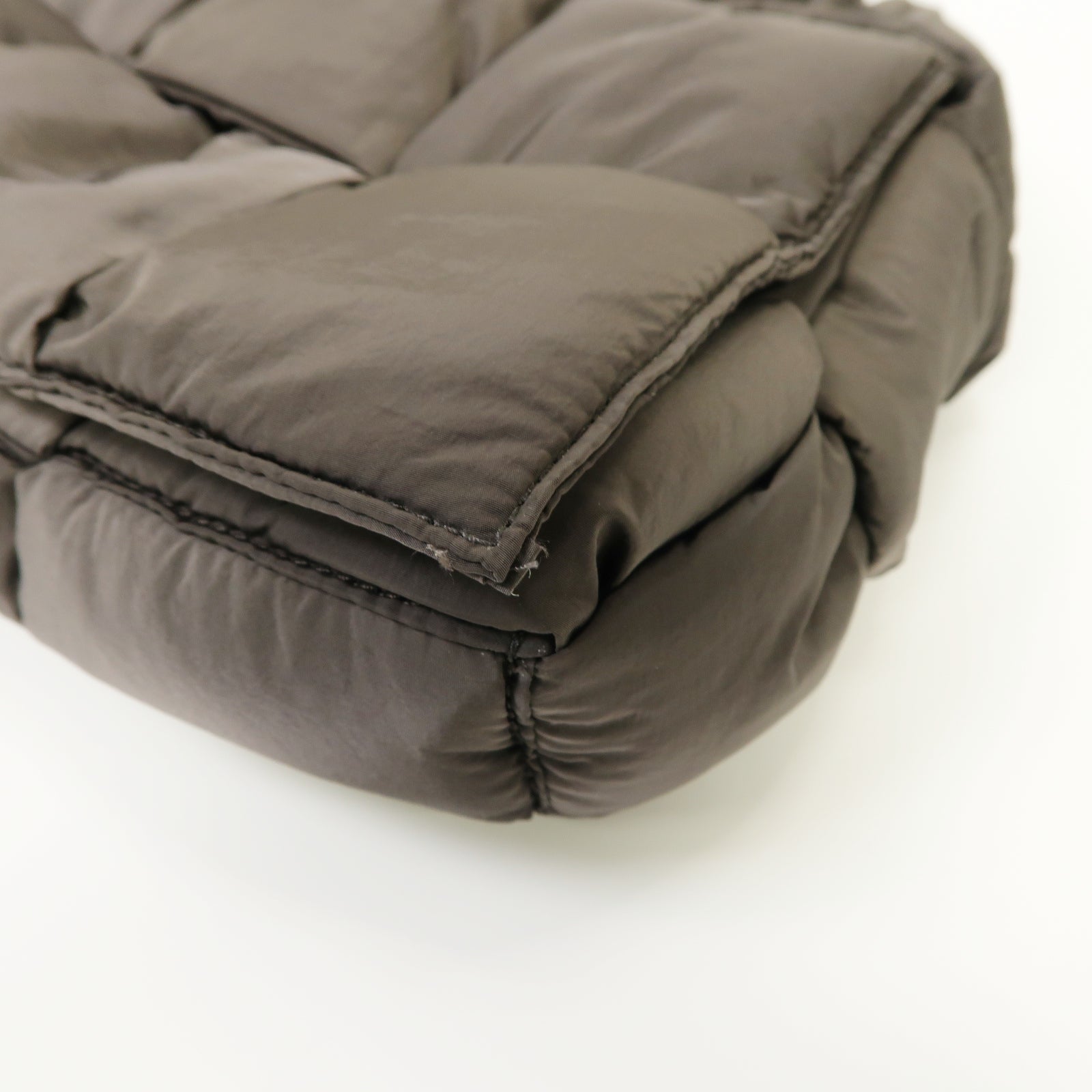 BOTTEGA VENETA 尼龍Padded Tech Cassette銀扣肩背袋灰色