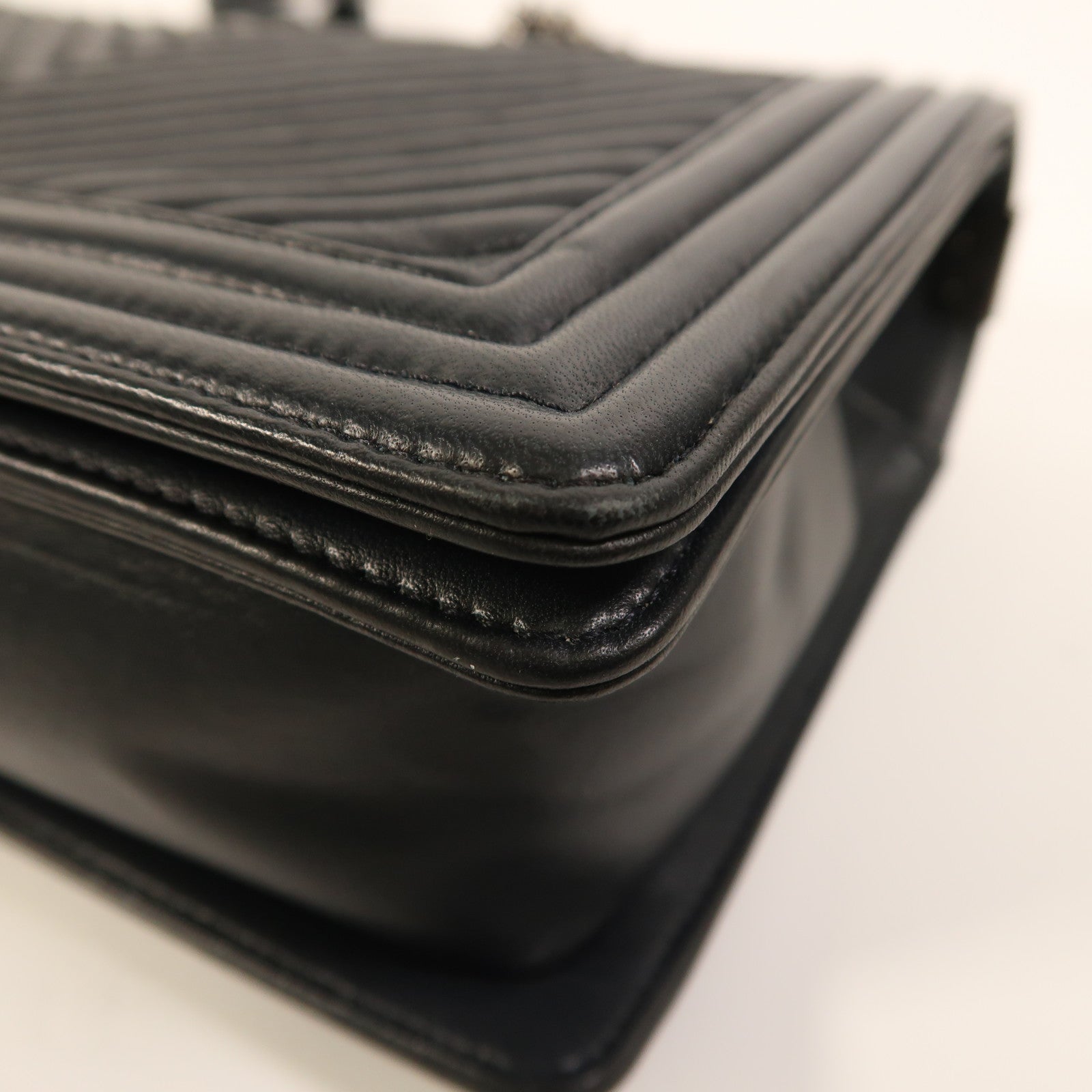 CHANEL 牛皮皮革Boy 28銀扣鏈帶肩背袋