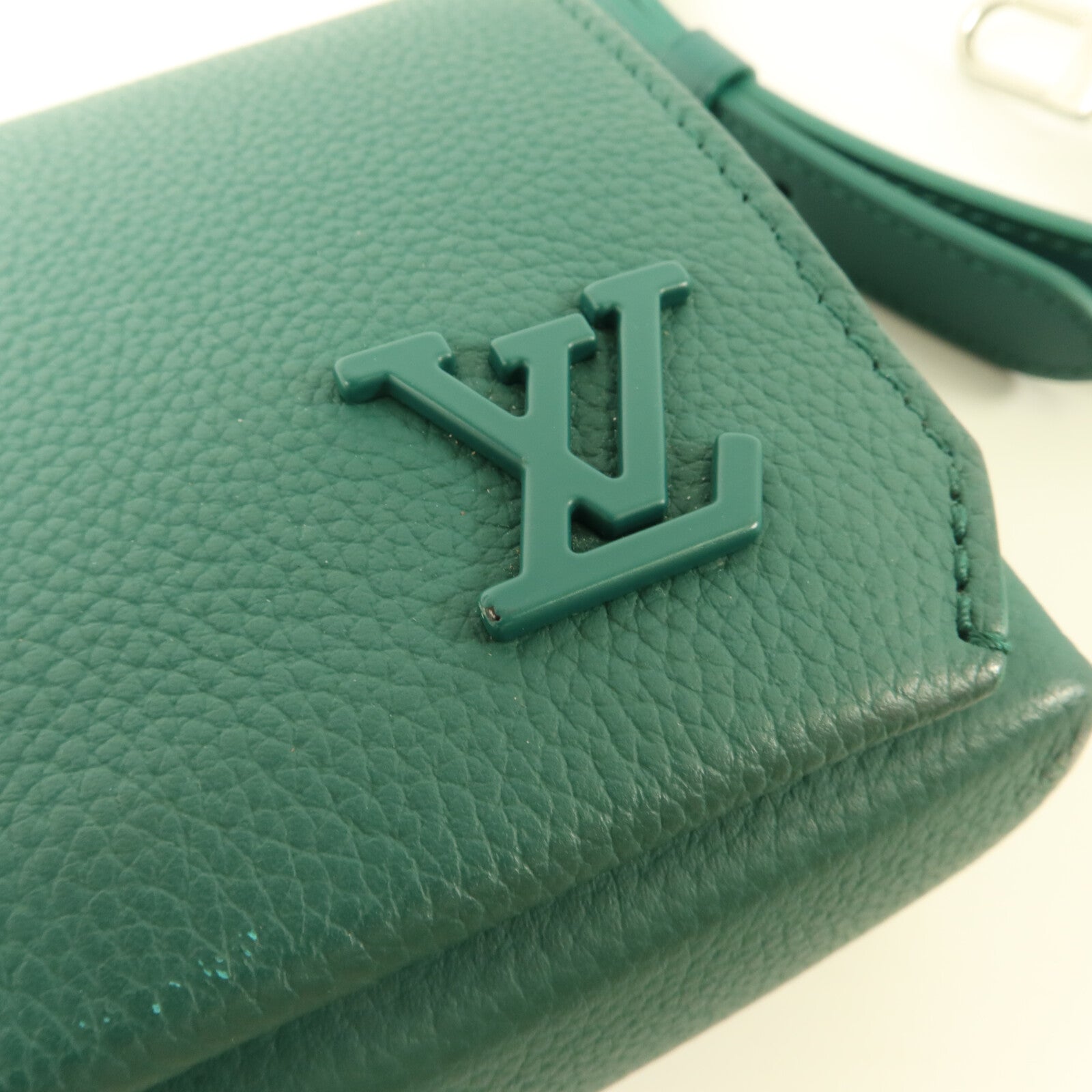 LOUIS VUITTON Taurillon Fastline Messenger Mini Aerogram Collection肩背袋