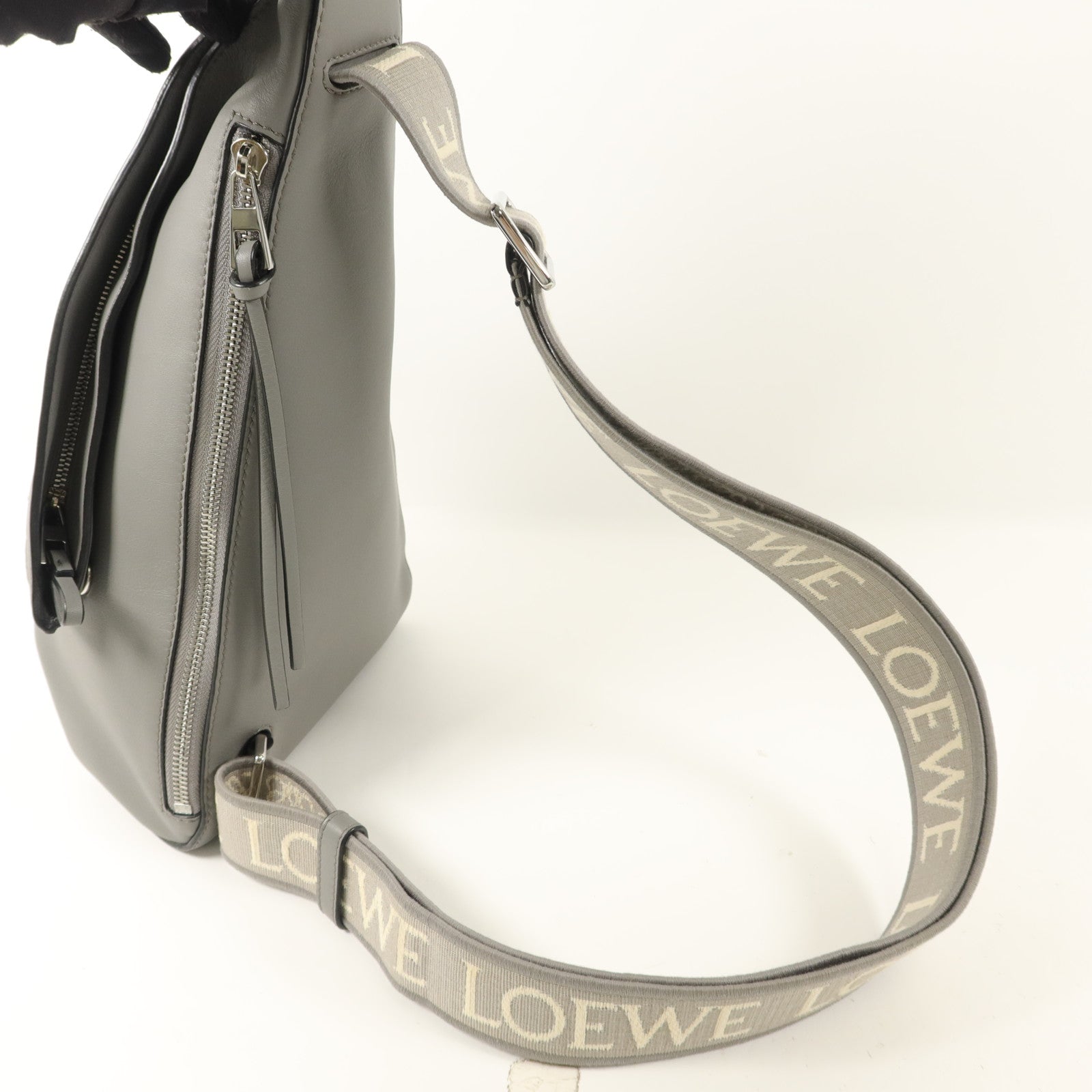 LOEWE 牛皮皮革Anton Sling肩背袋