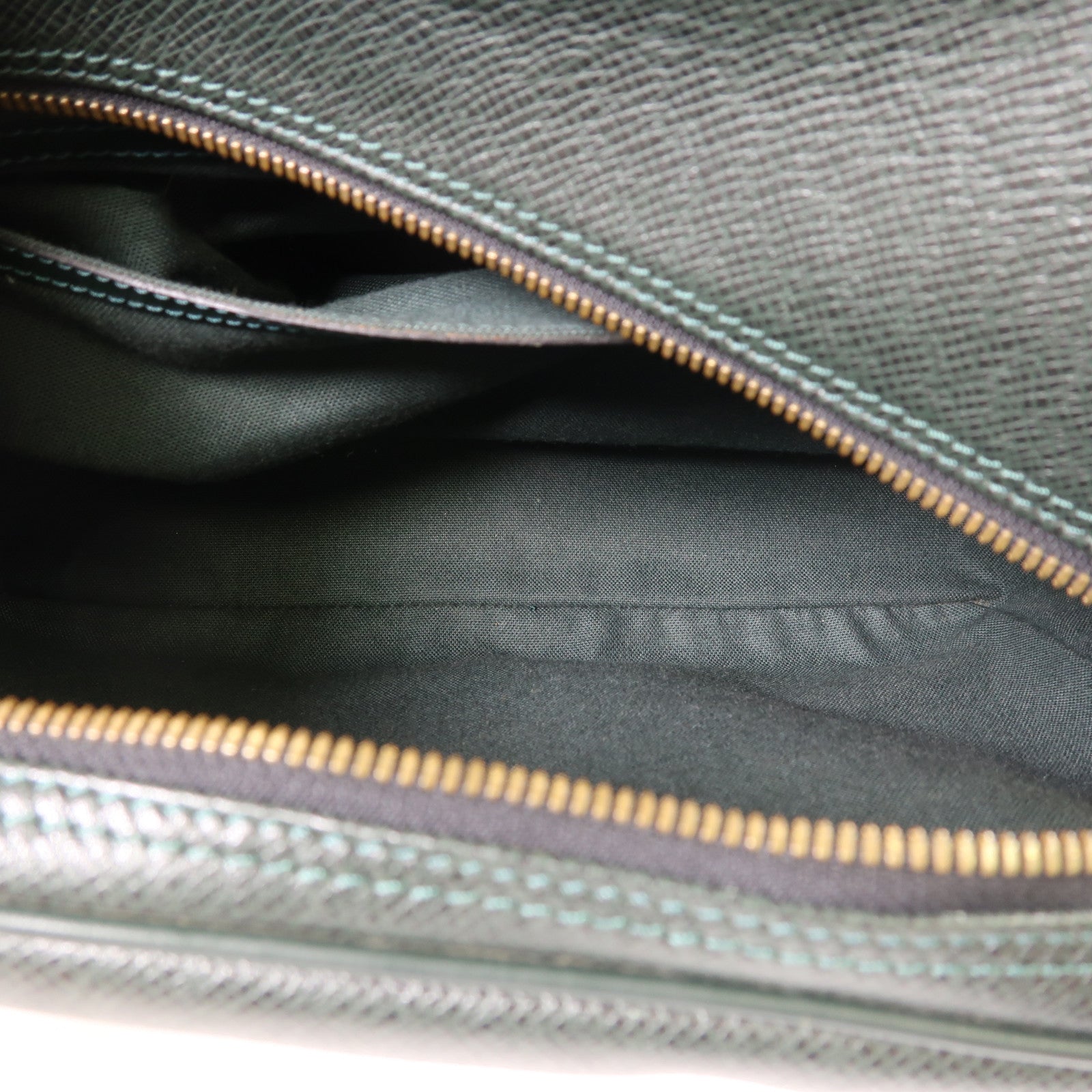 LOUIS VUITTON Taiga Reporter PM金扣肩背袋