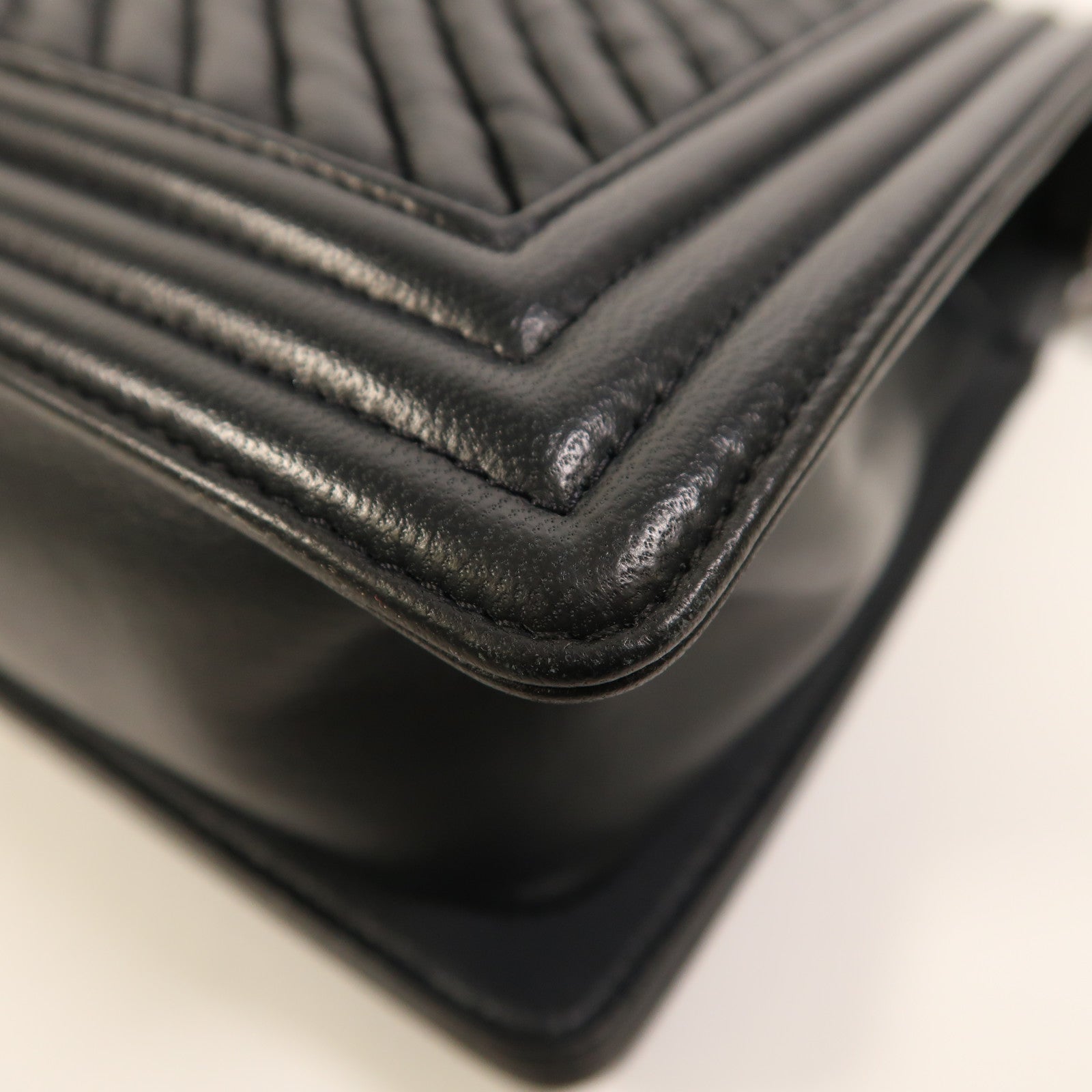 CHANEL 牛皮皮革Boy 28銀扣鏈帶肩背袋