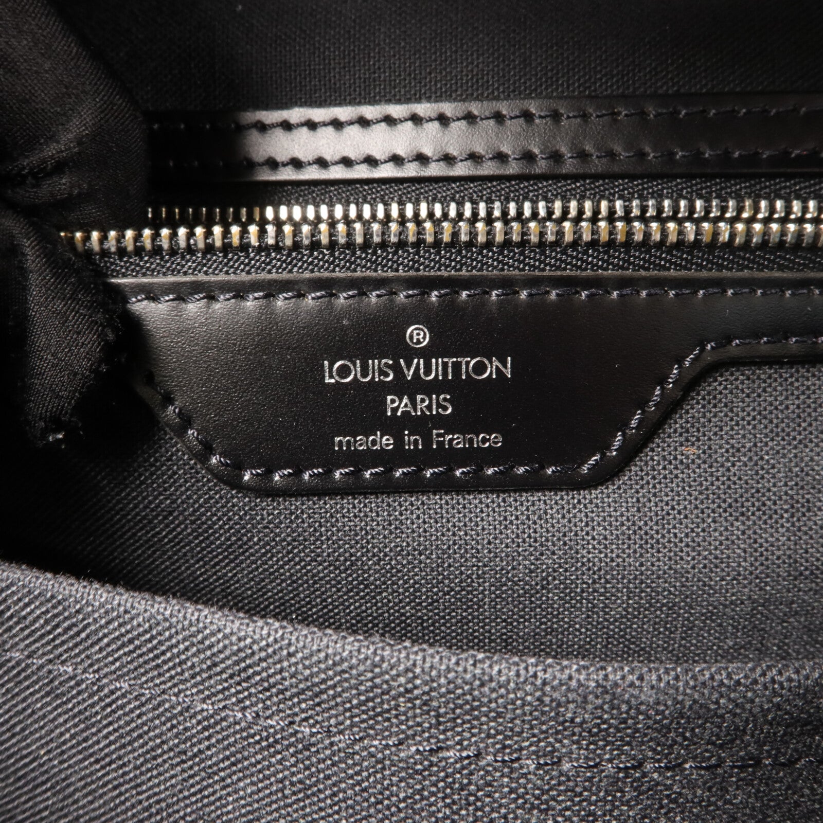 LOUIS VUITTON Taiga Taimyr肩背袋