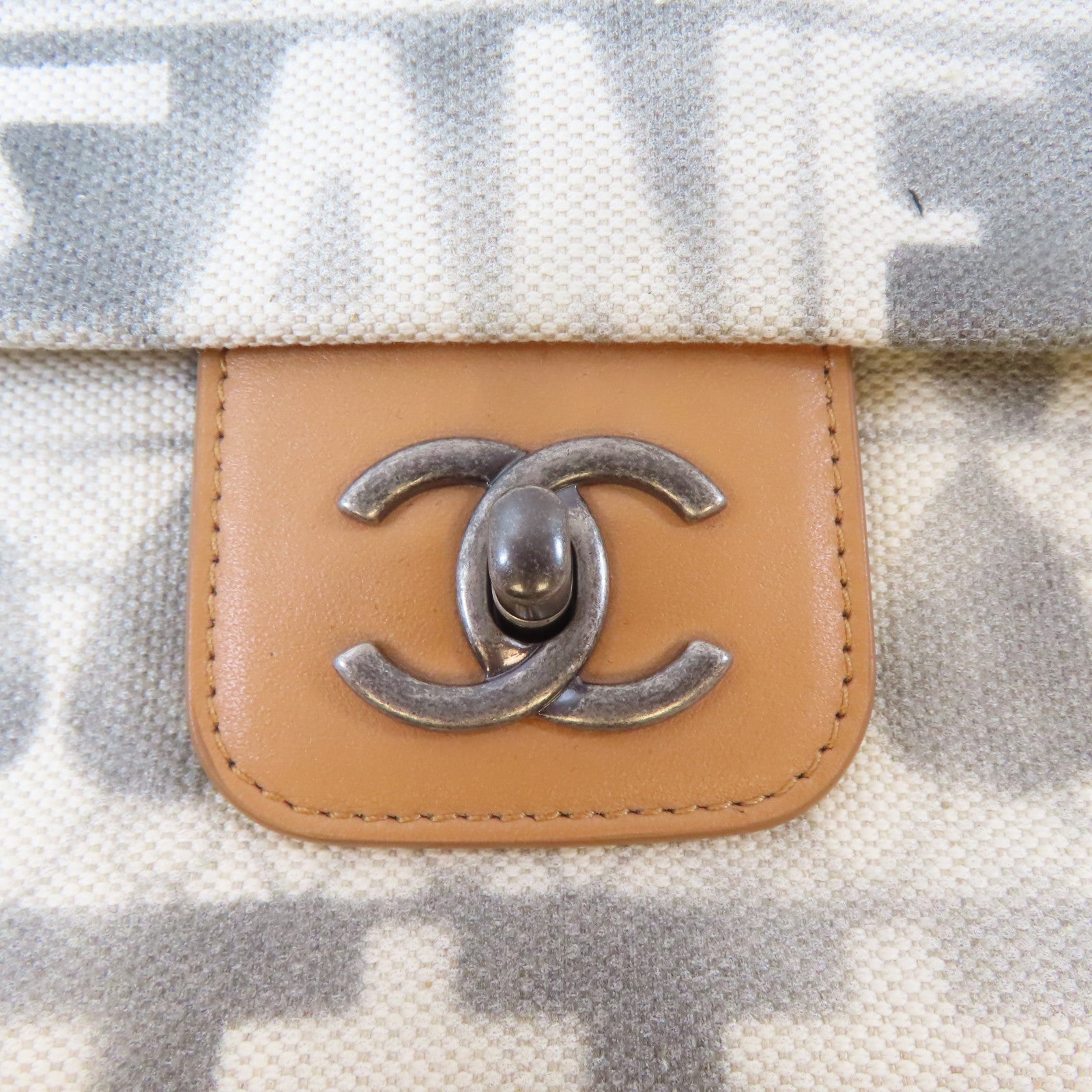 CHANEL 【激減優惠】帆布Clutch銀扣手拿包白色/灰色