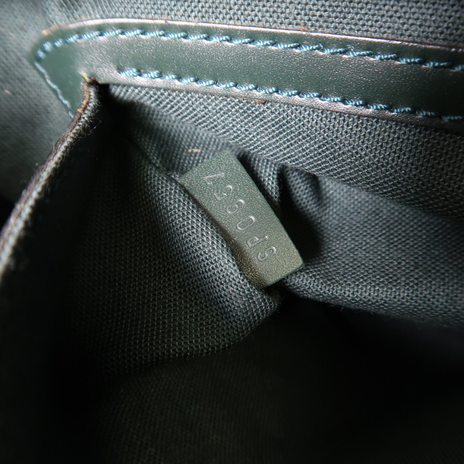 LOUIS VUITTON Taiga Reporter PM金扣肩背袋